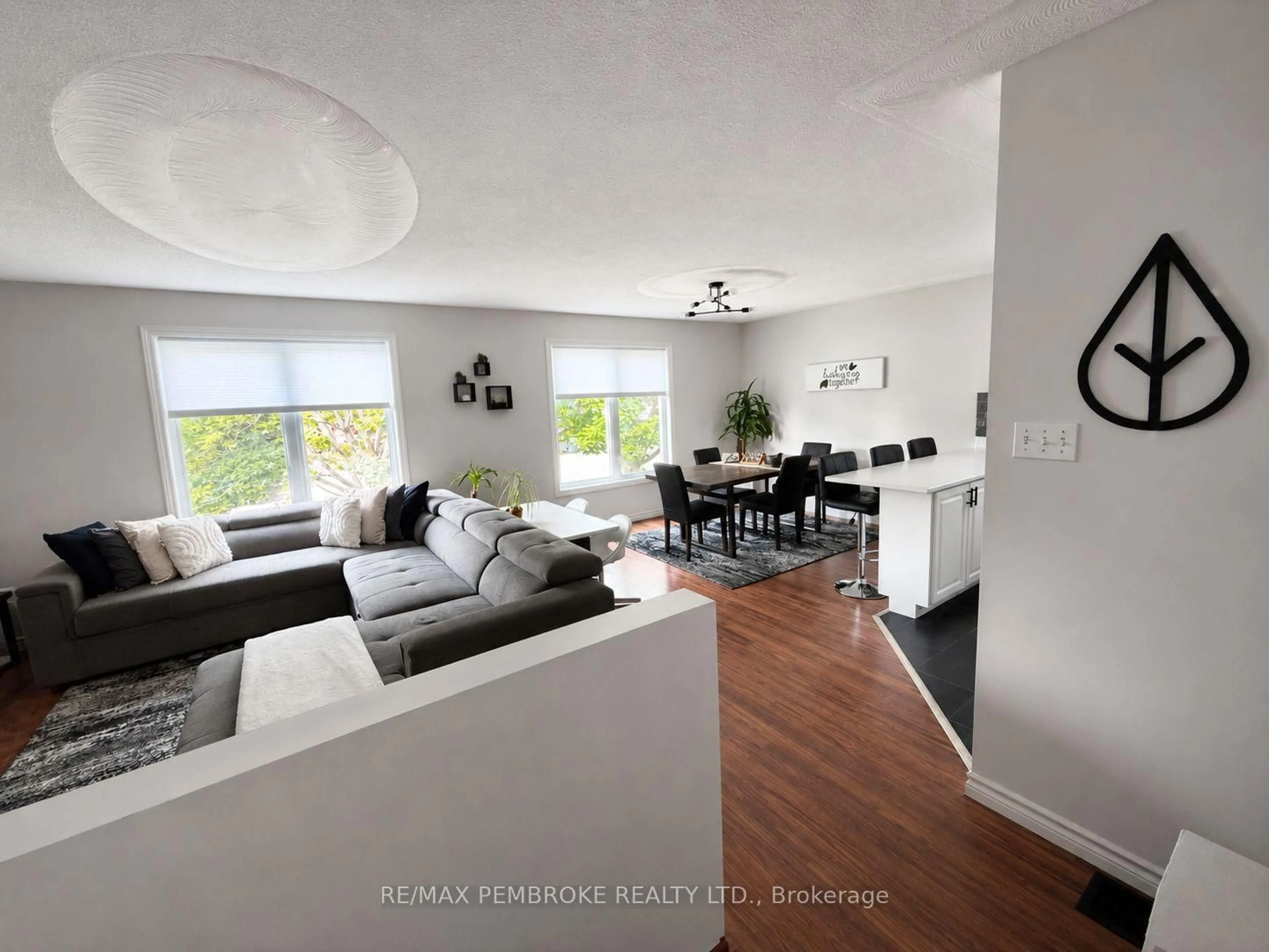 Living room with furniture, unknown for 180 Garden St, Pembroke Ontario K8A 2H3