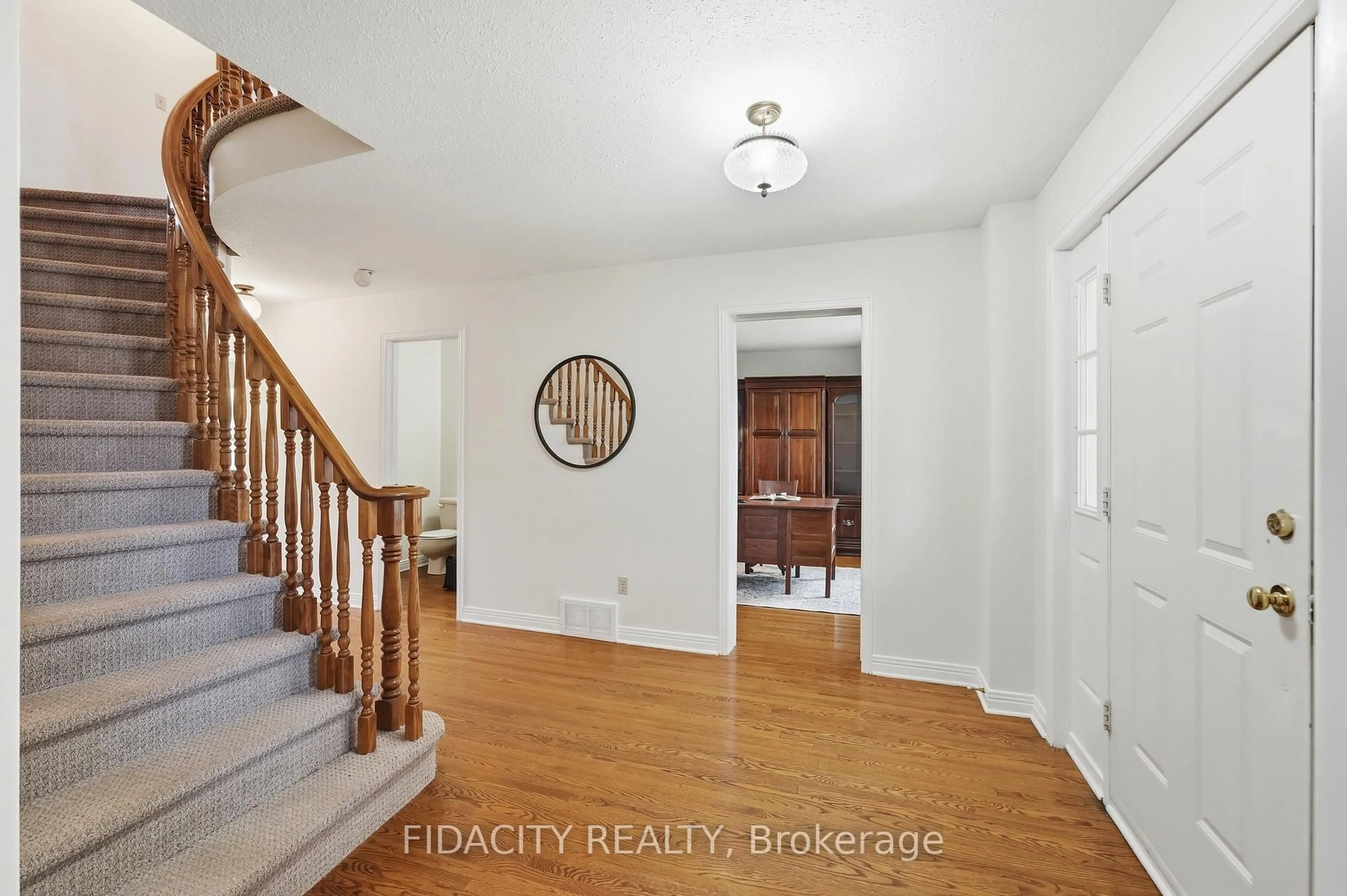 Indoor entryway for 25 Pine Bluff Tr, Ottawa Ontario K2S 1E1