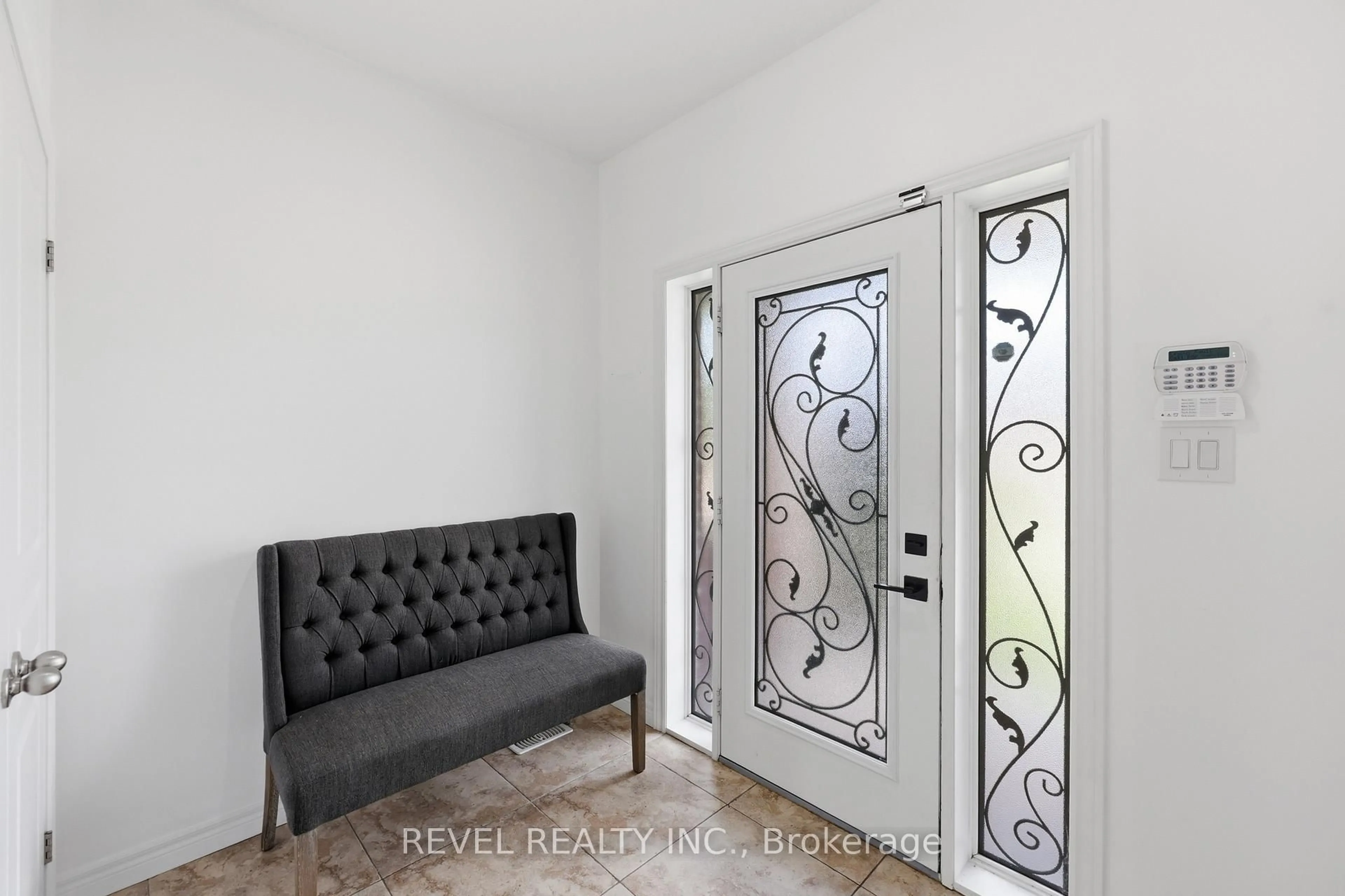 Indoor entryway for 44 Springwood Dr, Hamilton Ontario L8J 0C3