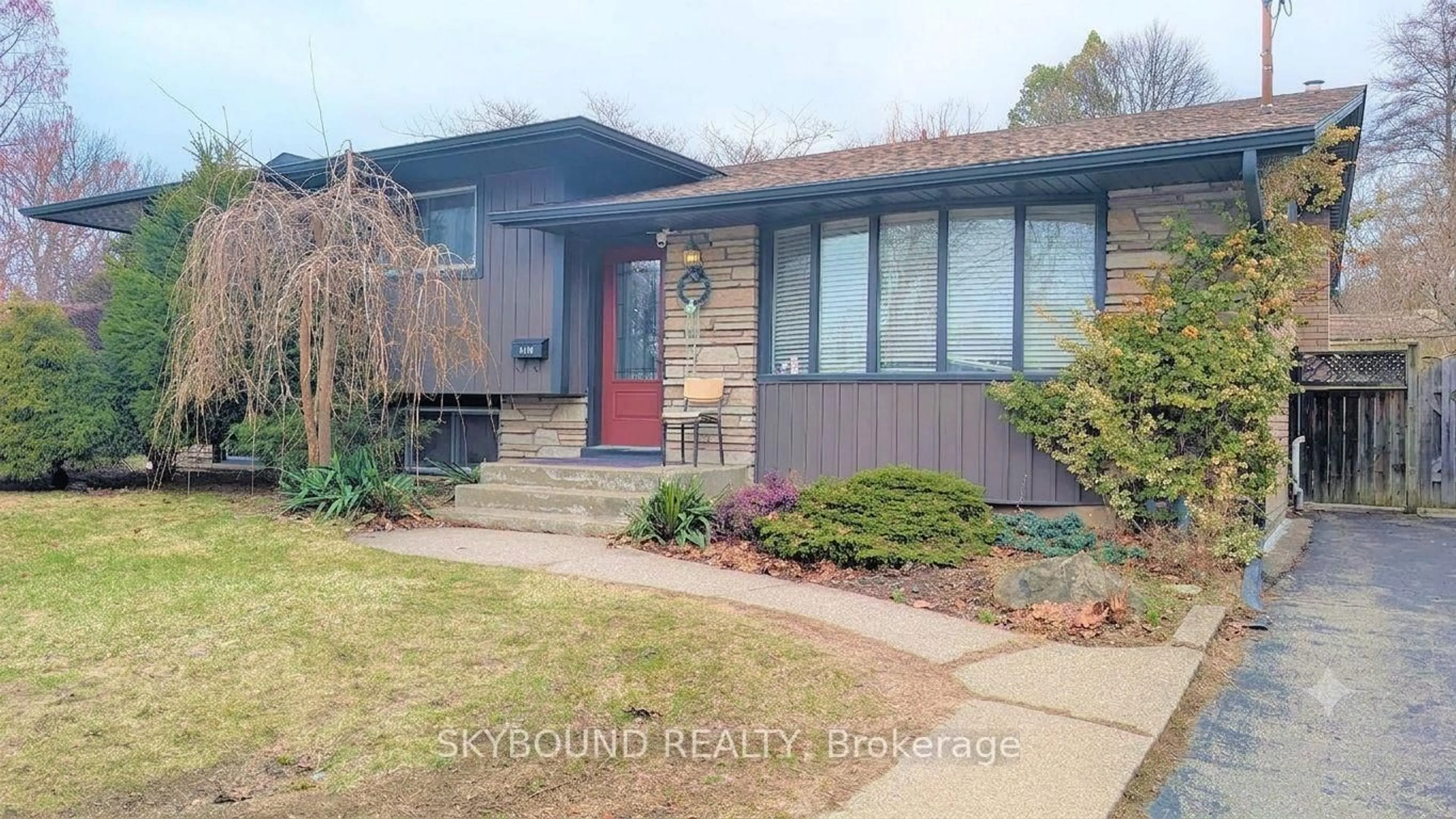 Home with vinyl exterior material, street for 4470 Pinedale Dr, Niagara Falls Ontario L2E 6M5