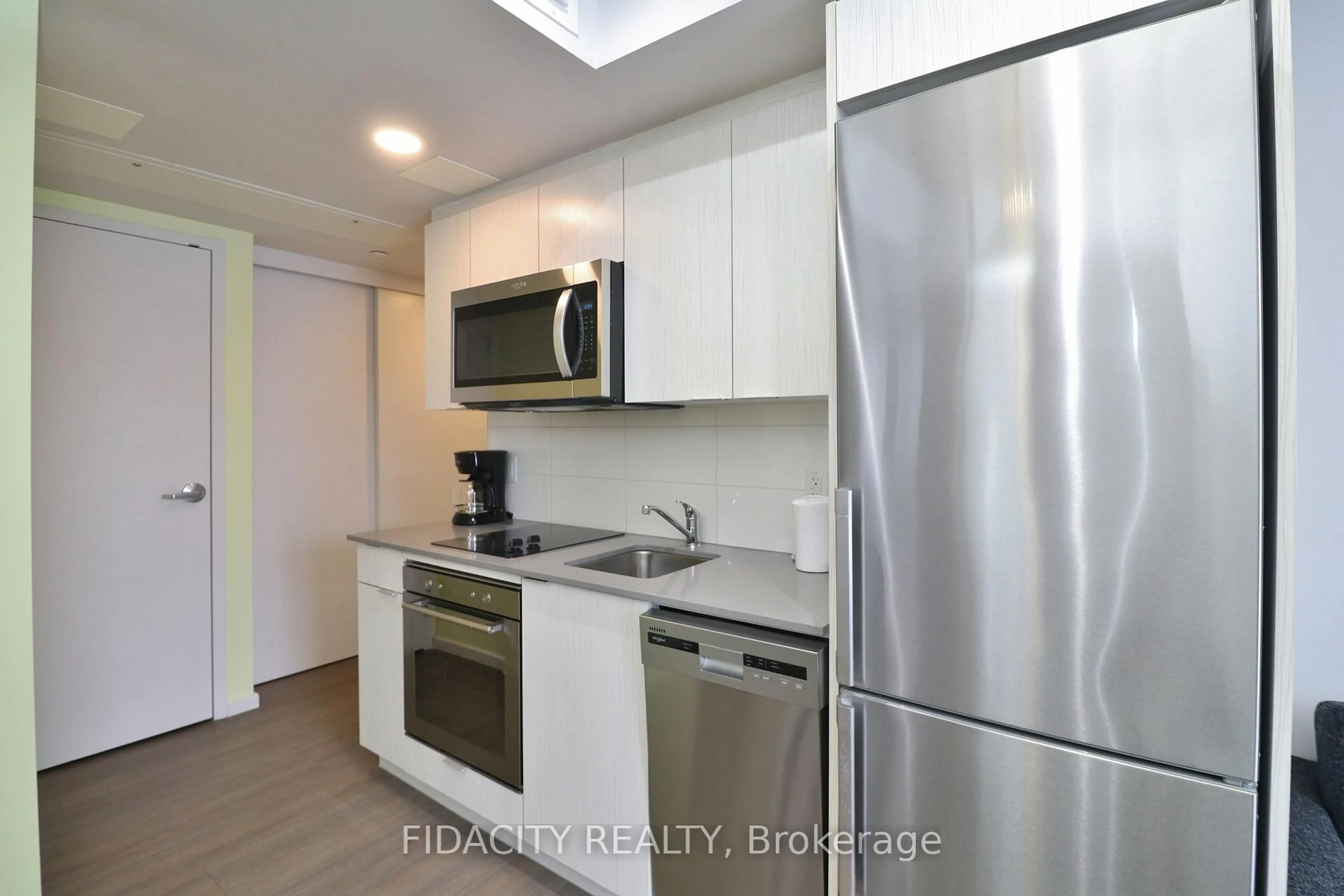 Standard kitchen, unknown for 105 Champagne Ave #719, Ottawa Ontario K1S 5E5