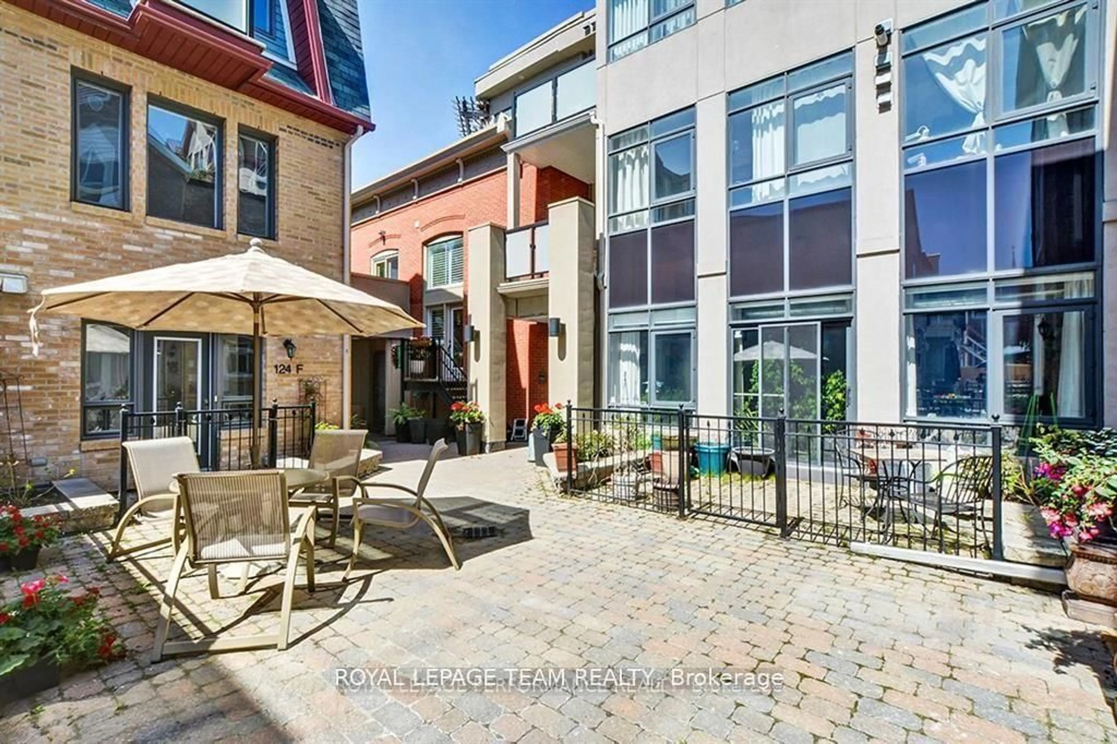 Patio, street for 124 Guigues Ave #B204, Ottawa Ontario K1N 5H7