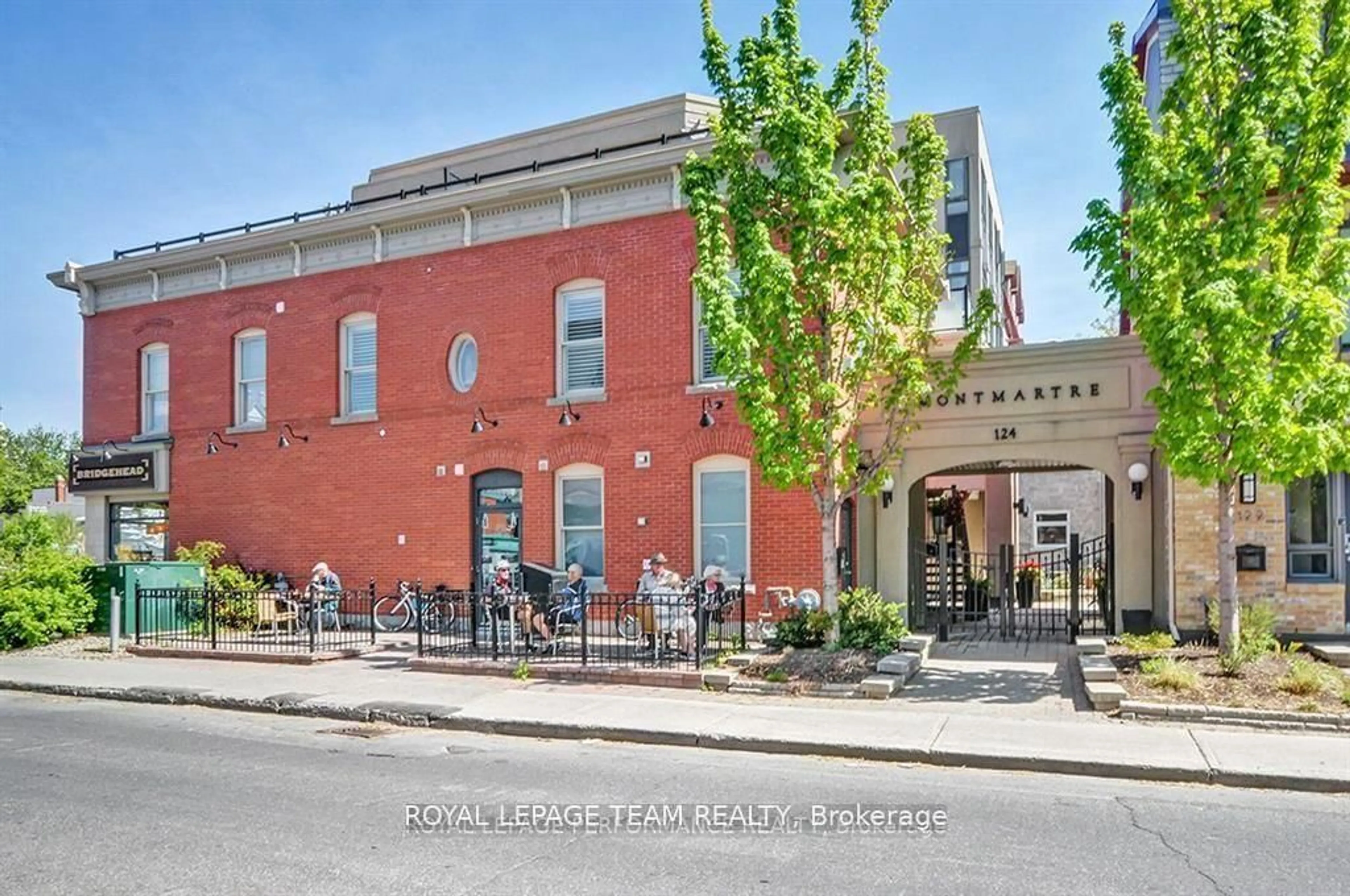 Patio, street for 124 Guigues Ave #B204, Ottawa Ontario K1N 5H7