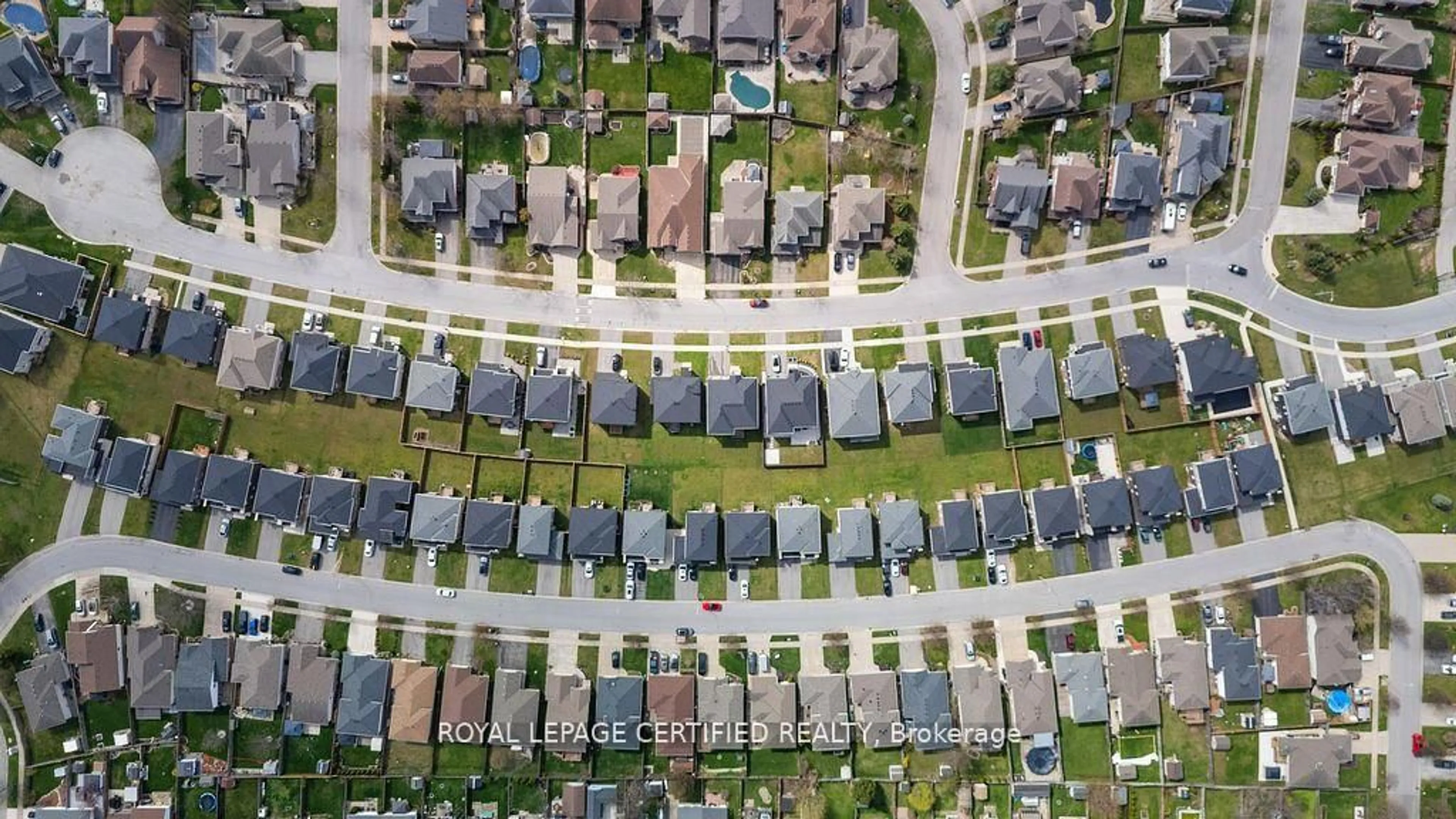 A pic from outside/outdoor area/front of a property/back of a property/a pic from drone, street for 8077 Brookside Dr, Niagara Falls Ontario L2H 3T9