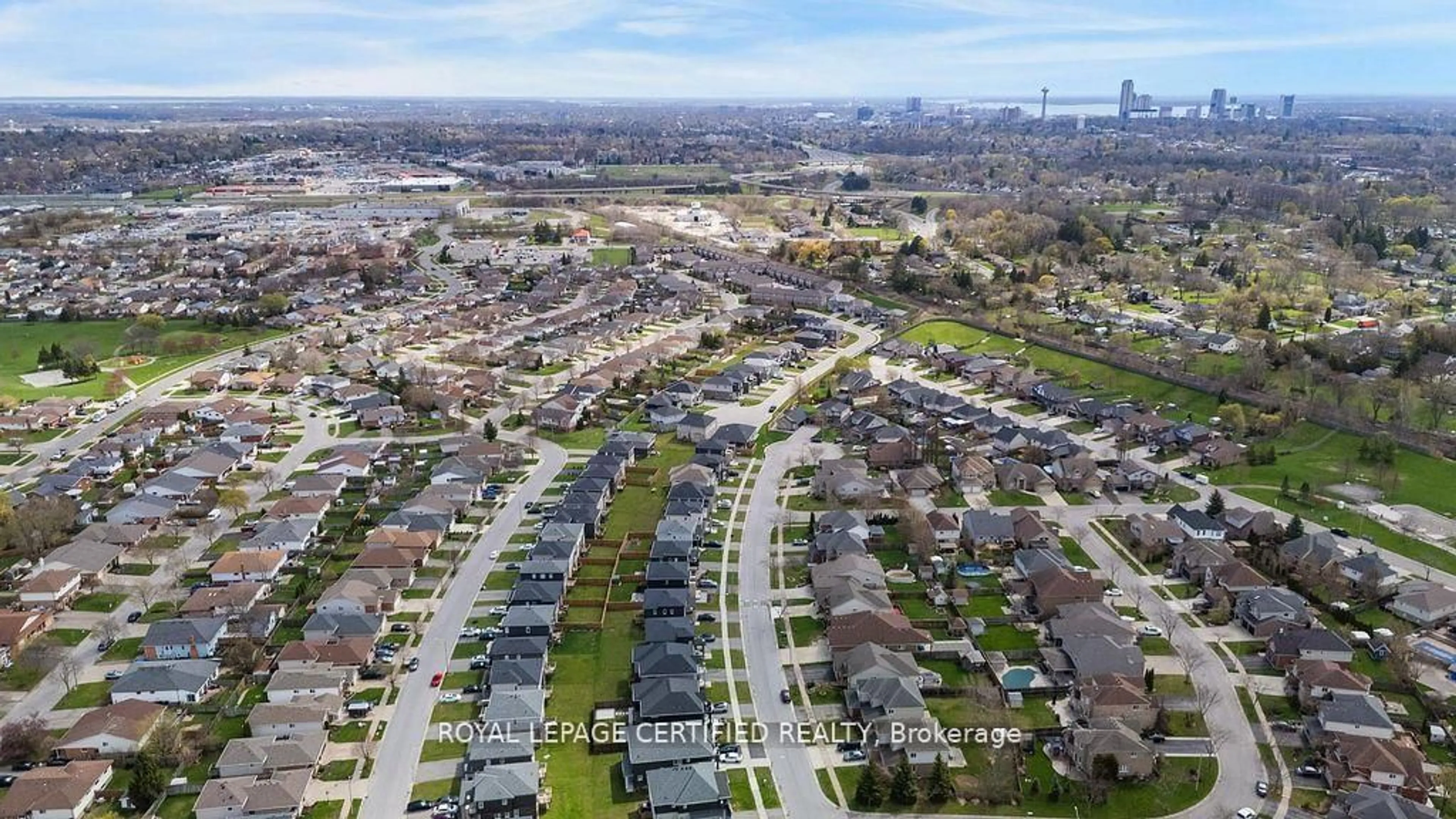 A pic from outside/outdoor area/front of a property/back of a property/a pic from drone, street for 8077 Brookside Dr, Niagara Falls Ontario L2H 3T9