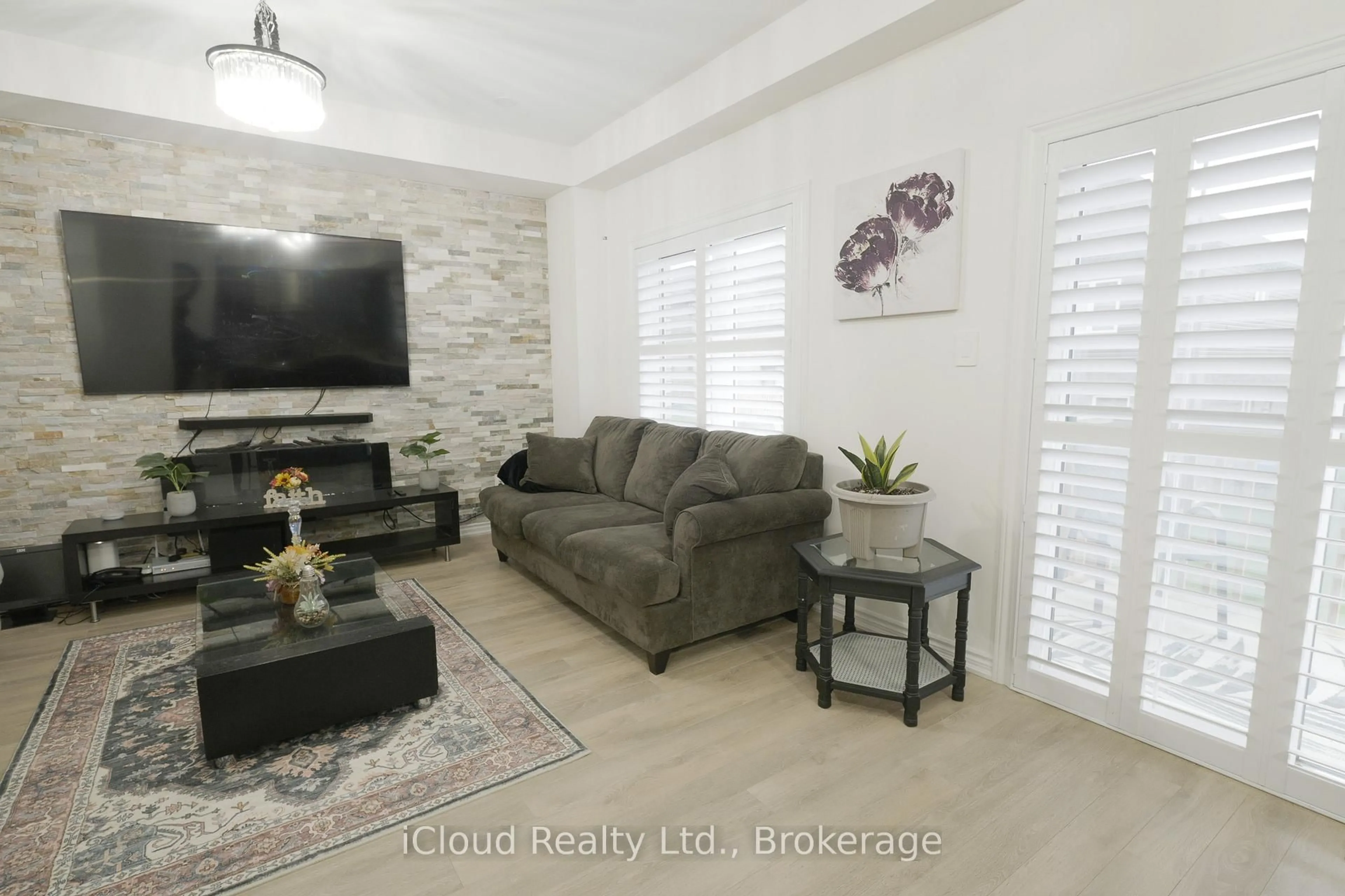 Living room with furniture, unknown for 8 Whitton Dr, Brant Ontario N3L 0L1