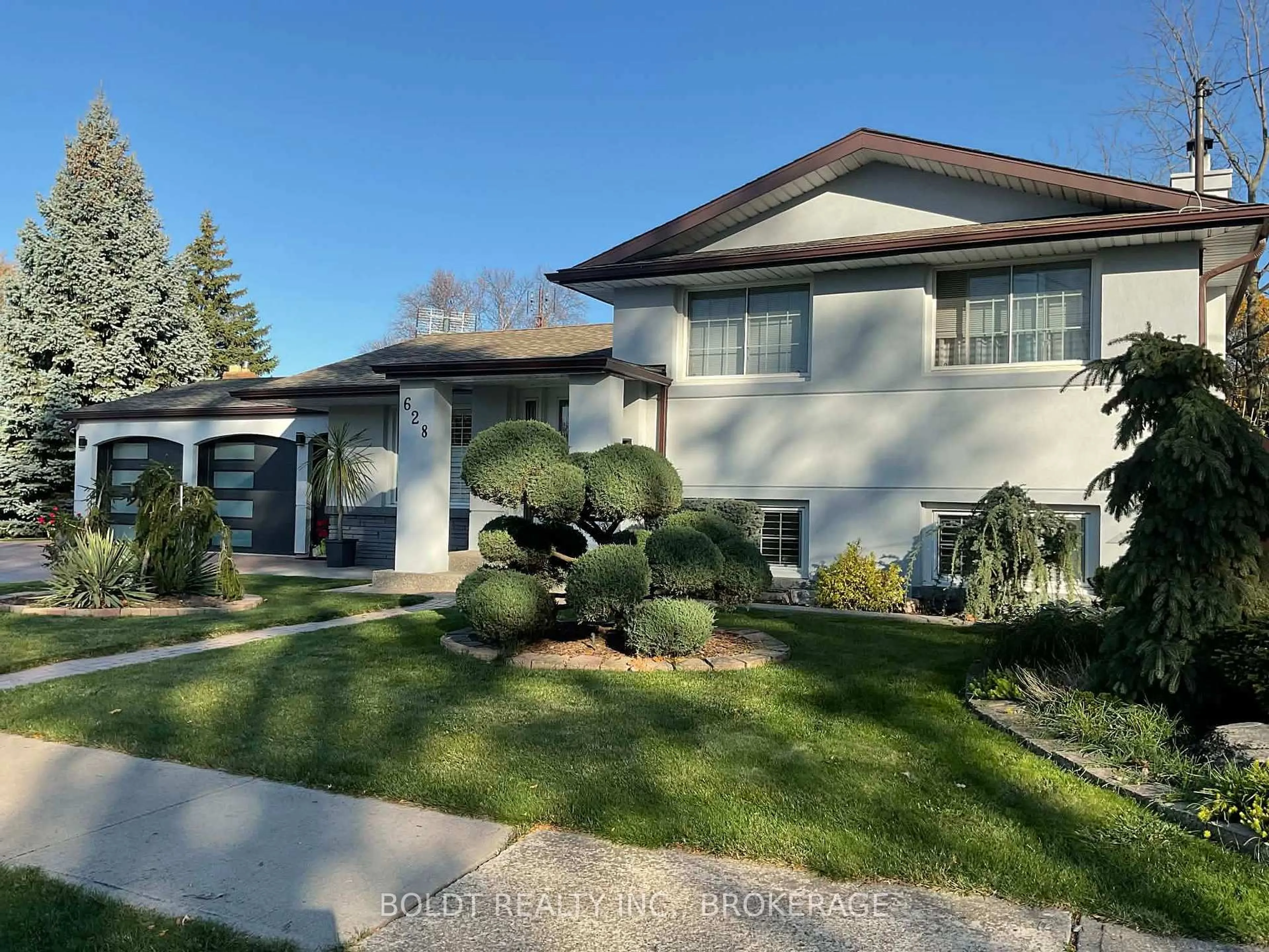 Home with vinyl exterior material, street for 628 Vine St, St. Catharines Ontario L2M 3V5