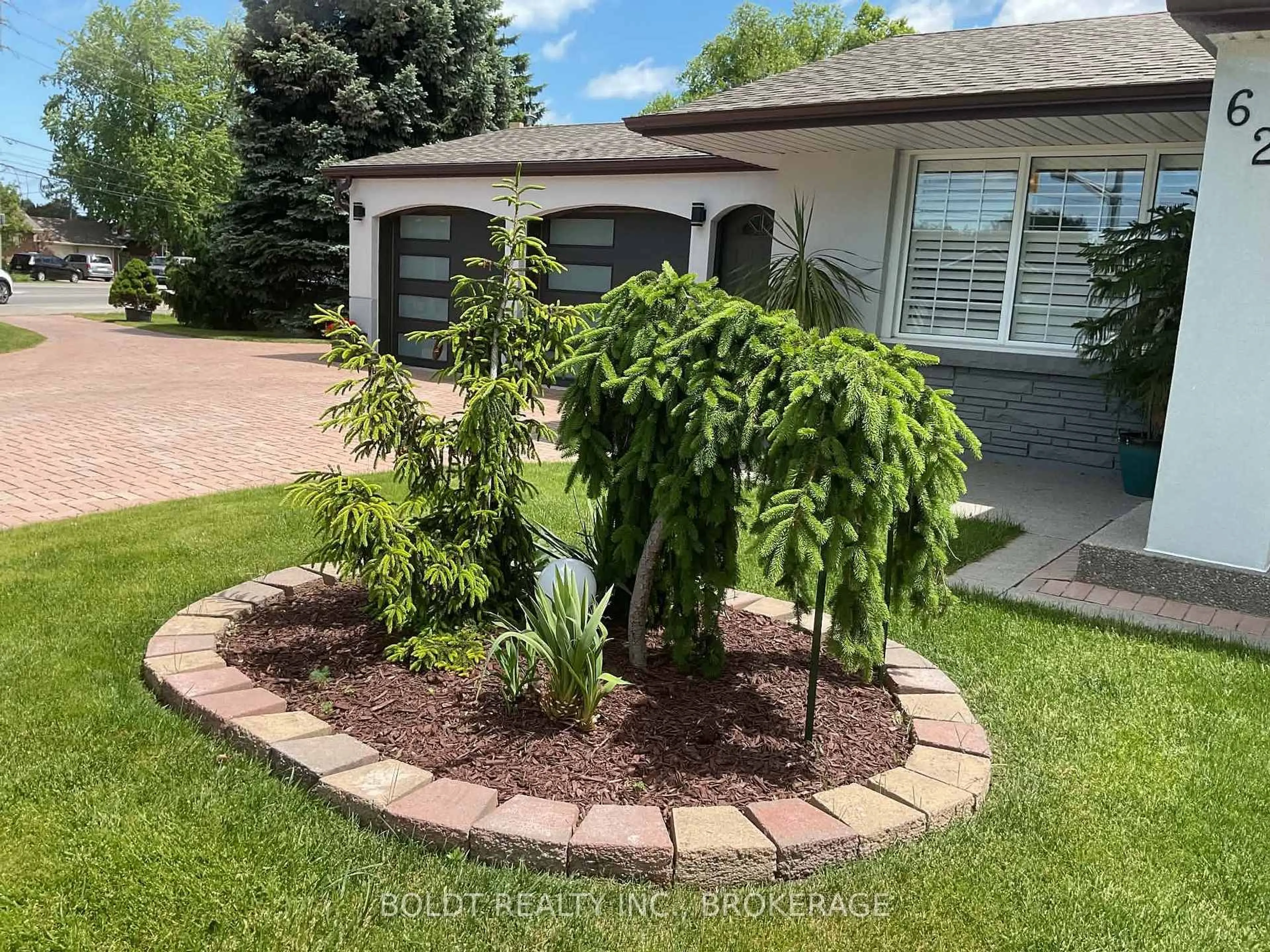 Patio, street for 628 Vine St, St. Catharines Ontario L2M 3V5