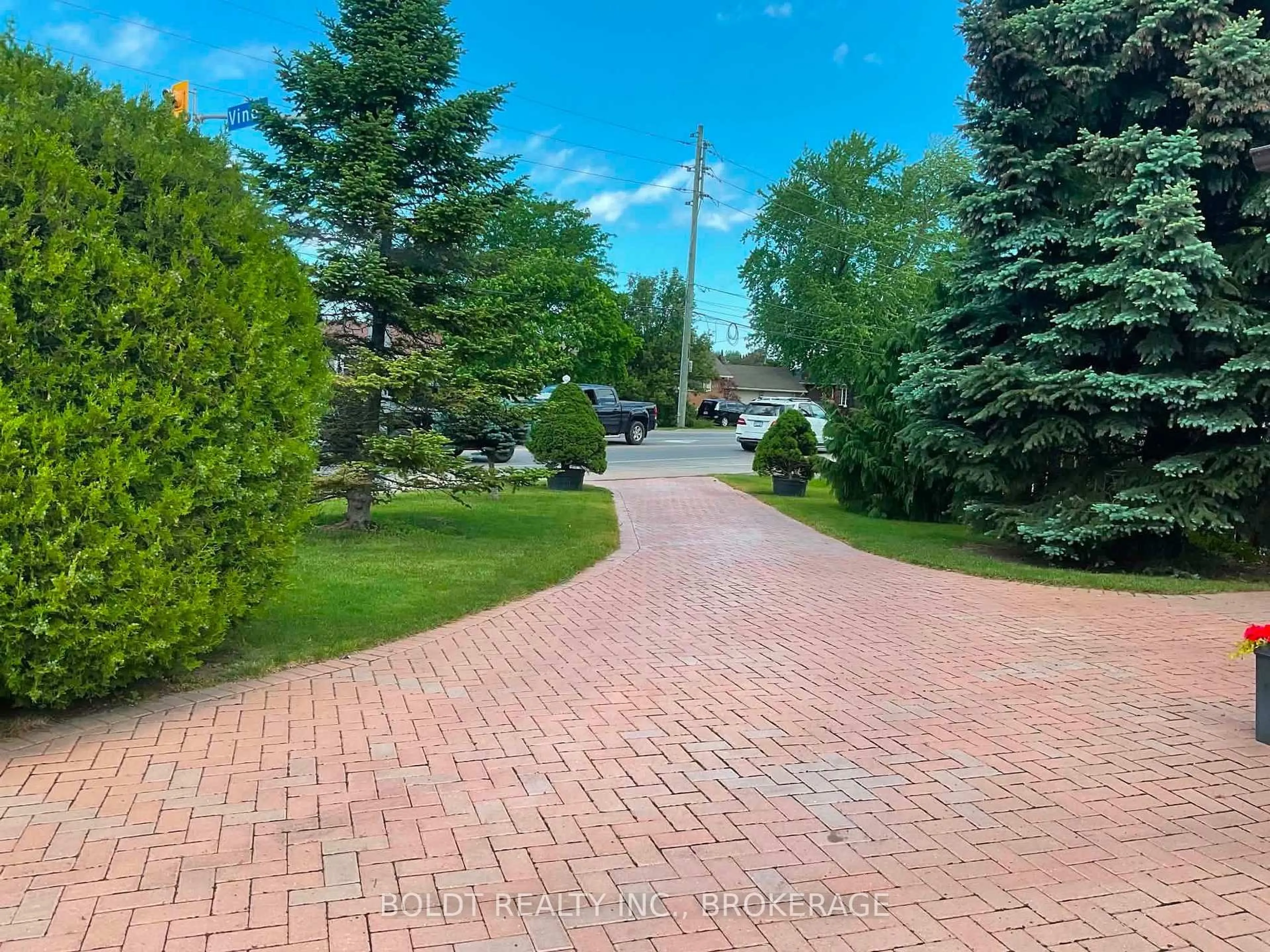 A pic from outside/outdoor area/front of a property/back of a property/a pic from drone, street for 628 Vine St, St. Catharines Ontario L2M 3V5