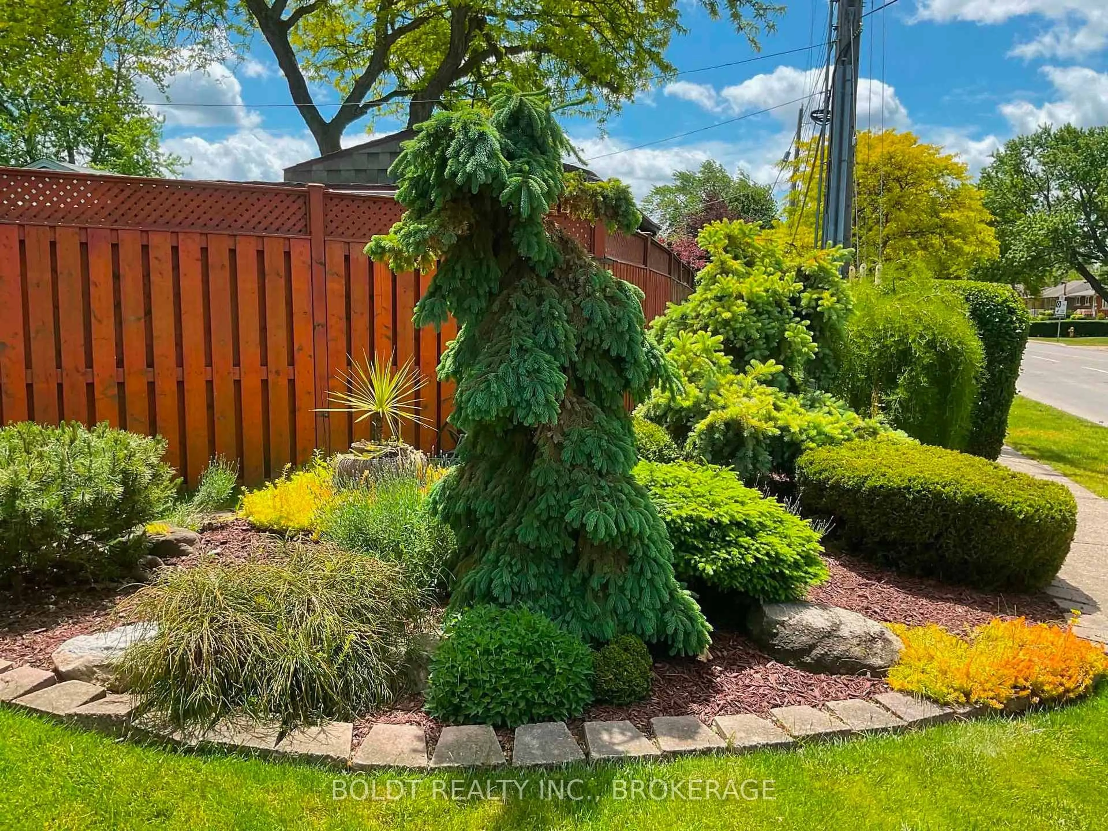 Patio, forest/trees view for 628 Vine St, St. Catharines Ontario L2M 3V5