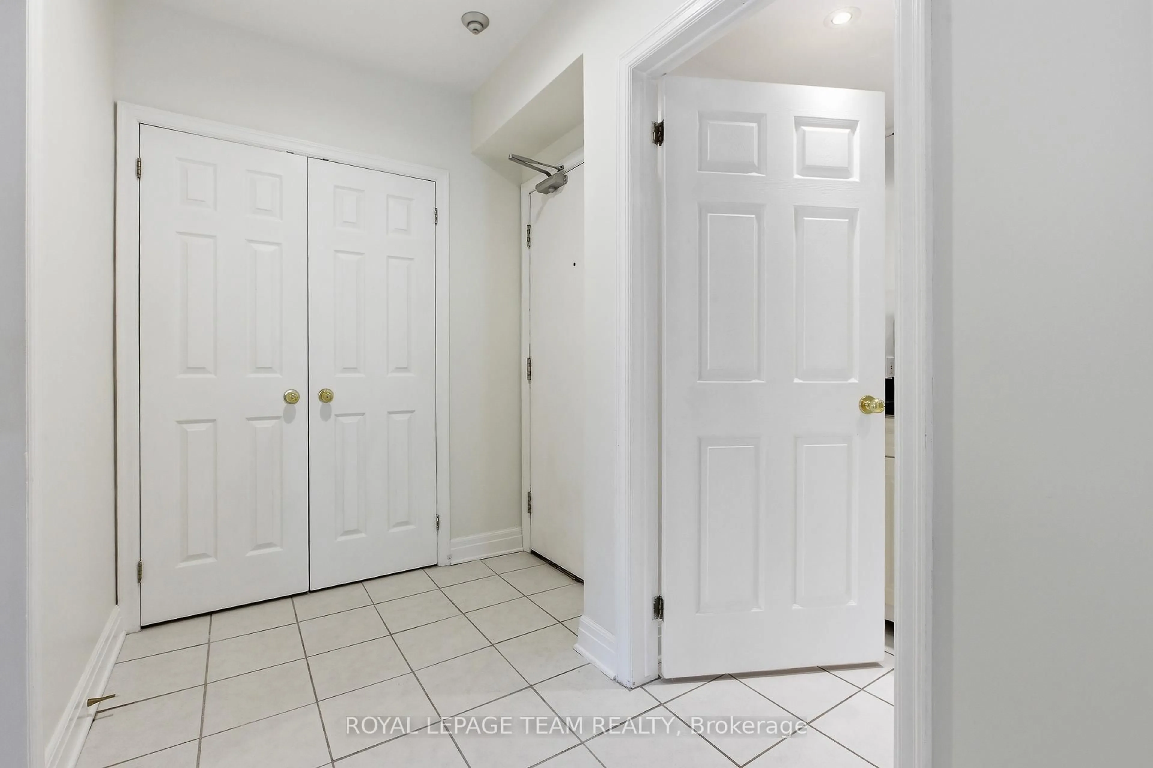 Indoor entryway for 499 Sunnyside Ave #107, Ottawa Ontario K1S 0S8