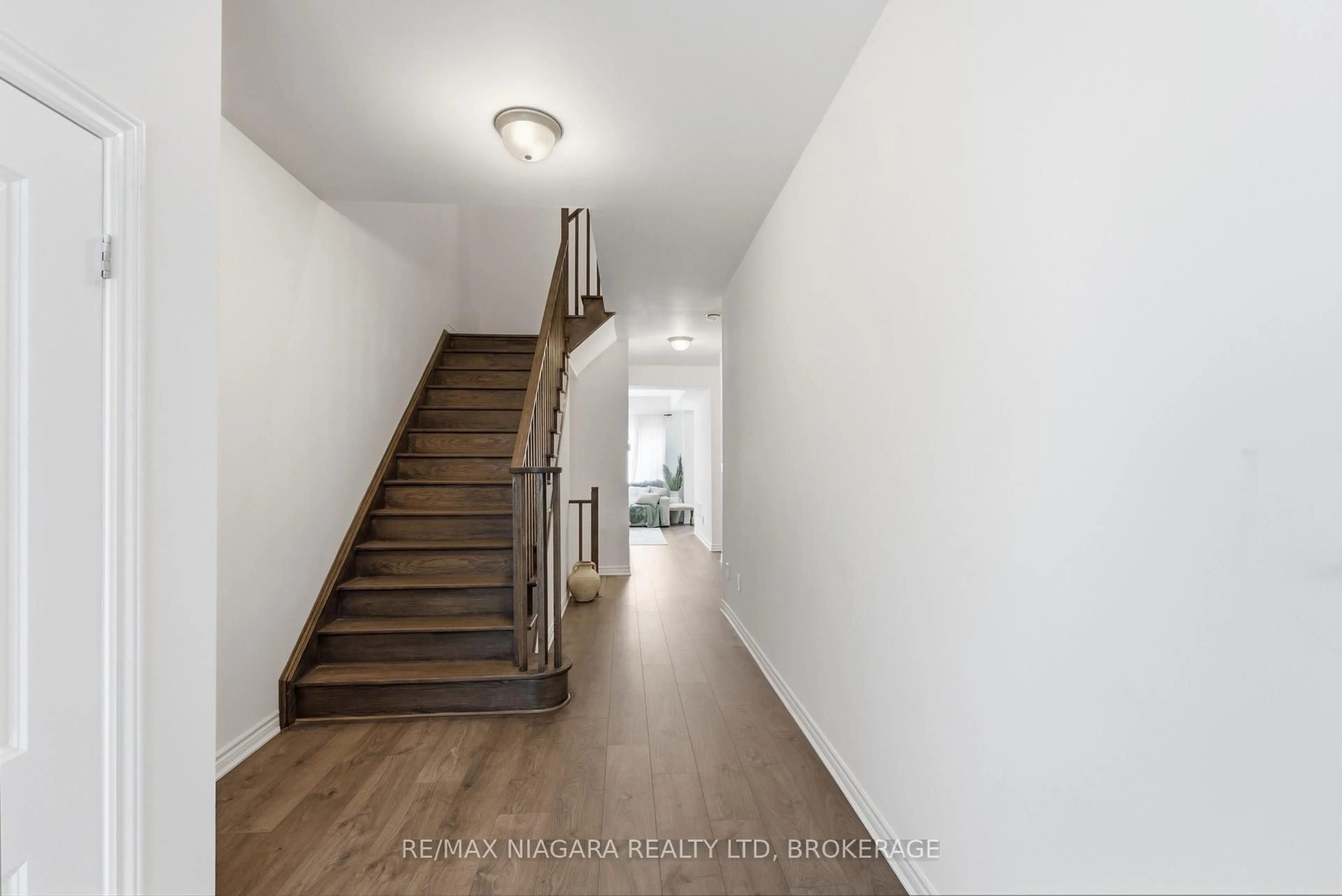 Indoor entryway for 56 Sapphire Way, Thorold Ontario L2V 0B8