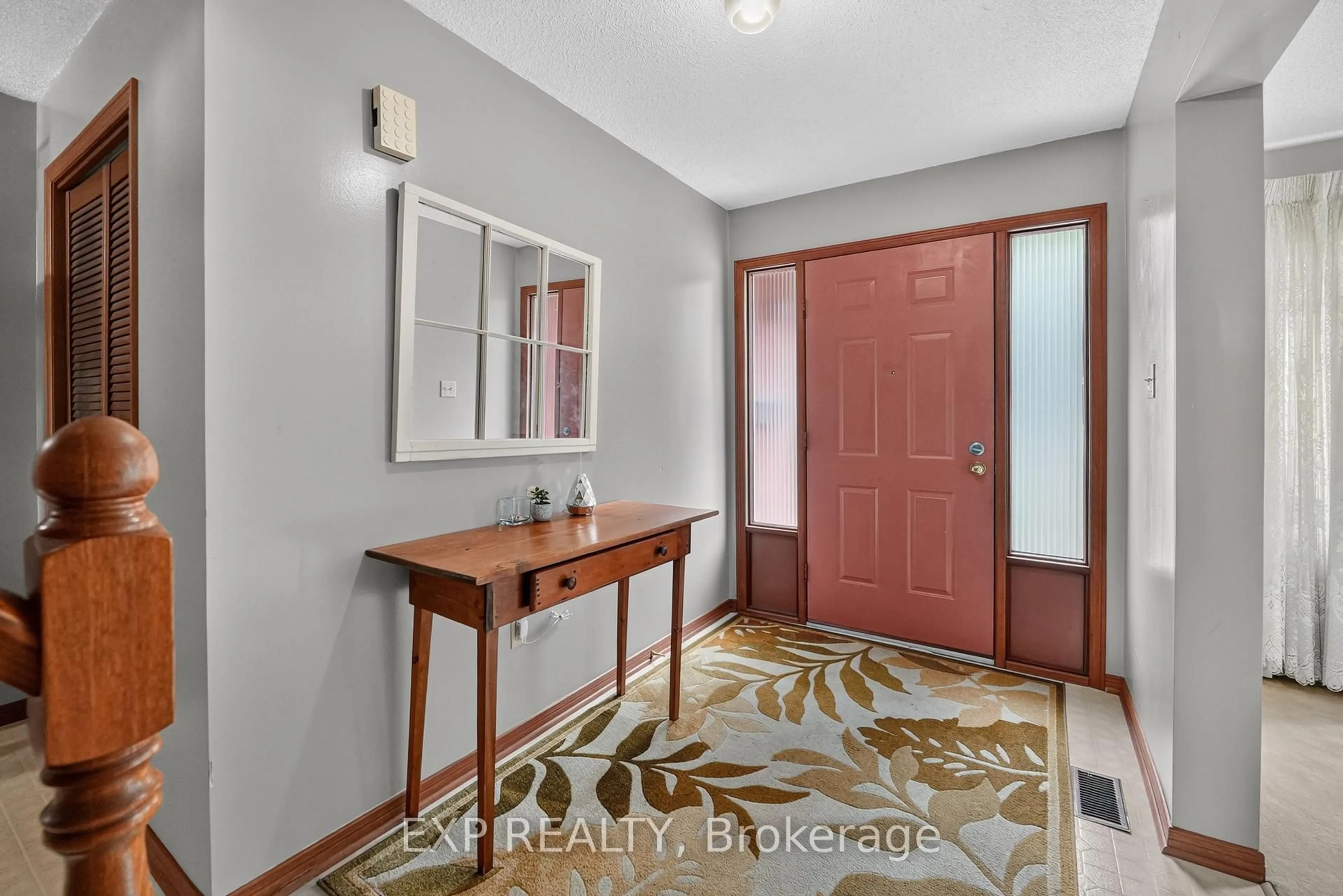 Indoor entryway for 38 Farmington Dr, St. Catharines Ontario L2S 3G5