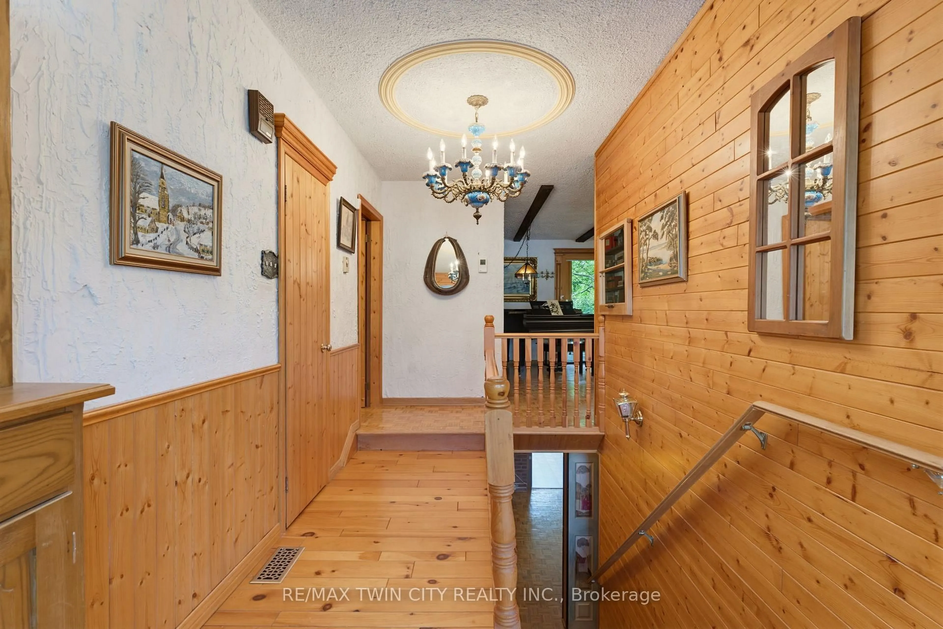 Indoor foyer for 67 Water St, North Dumfries Ontario N0B 1E0