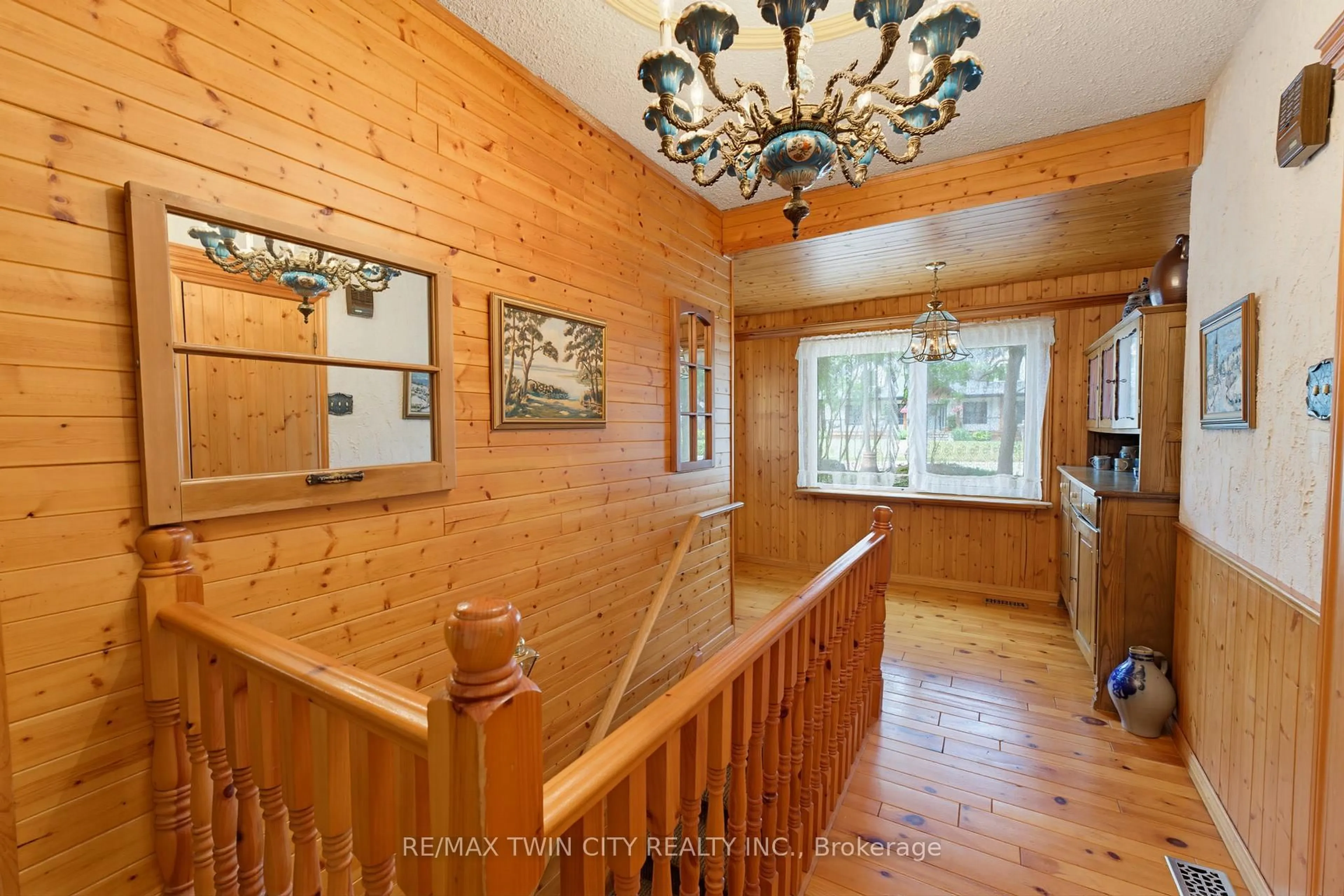 Indoor foyer for 67 Water St, North Dumfries Ontario N0B 1E0