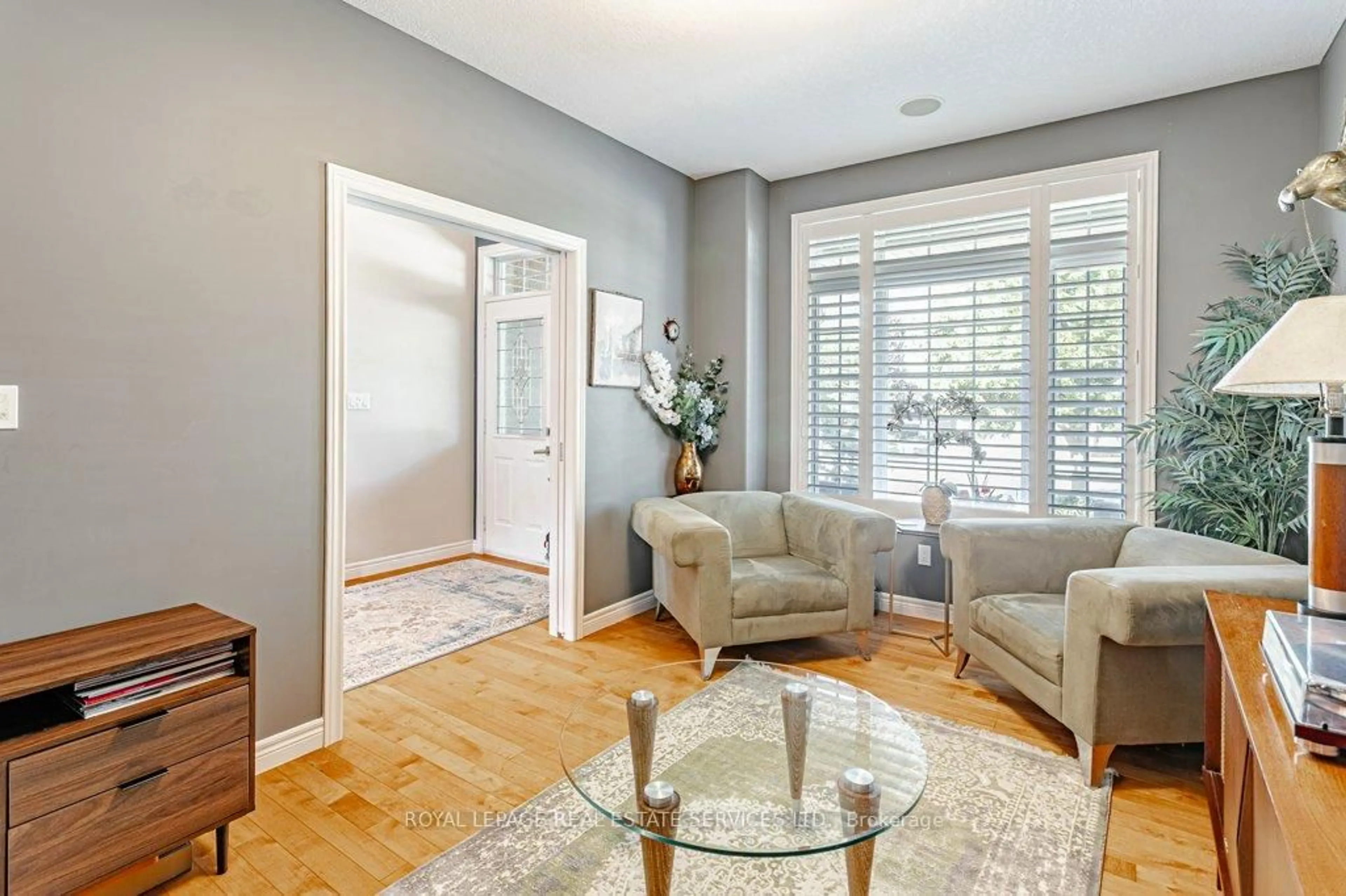 Living room with furniture, unknown for 560 Lakeview Dr, Woodstock Ontario N4T 1W1