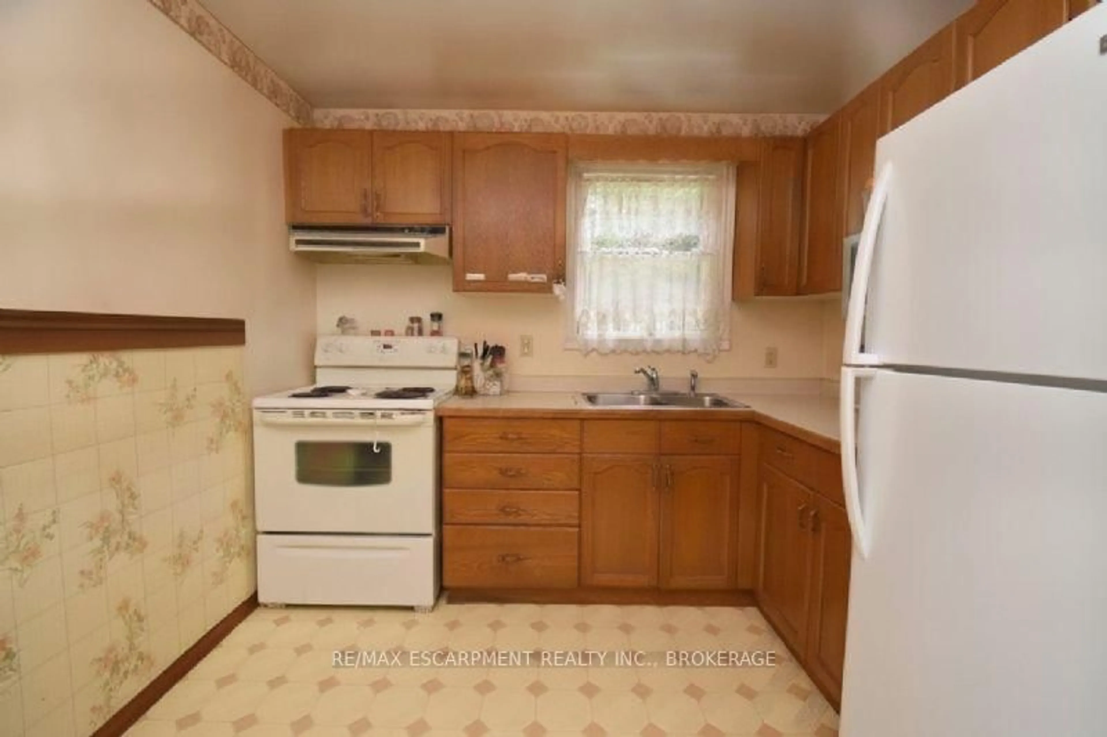 Standard kitchen, ceramic/tile floor for 6 Viscount Rd, Brantford Ontario N3P 1J2
