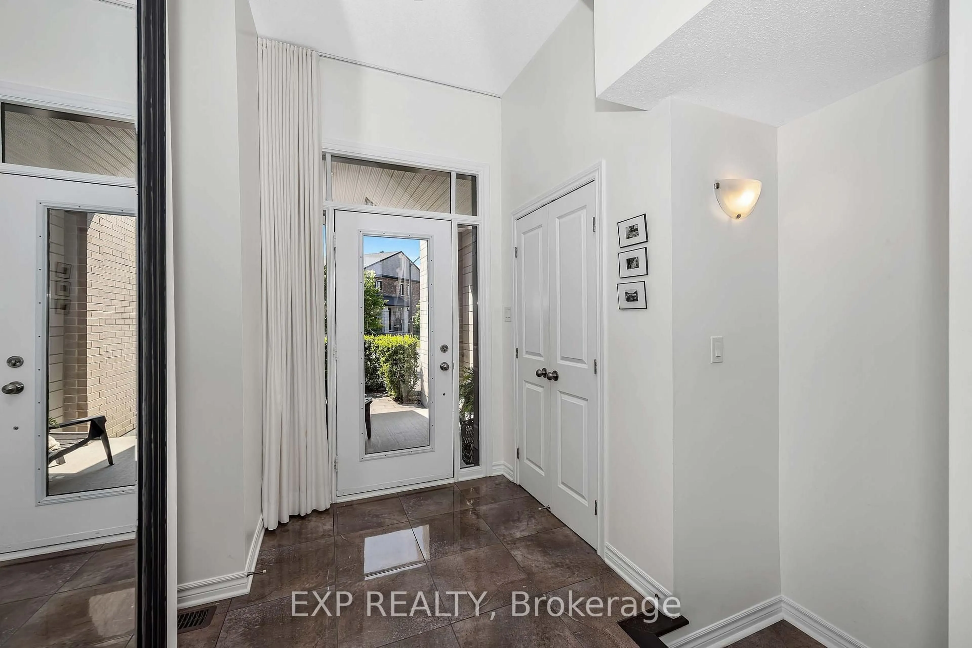 Indoor entryway for 178 Mattingly Way, Ottawa Ontario K4M 0C4