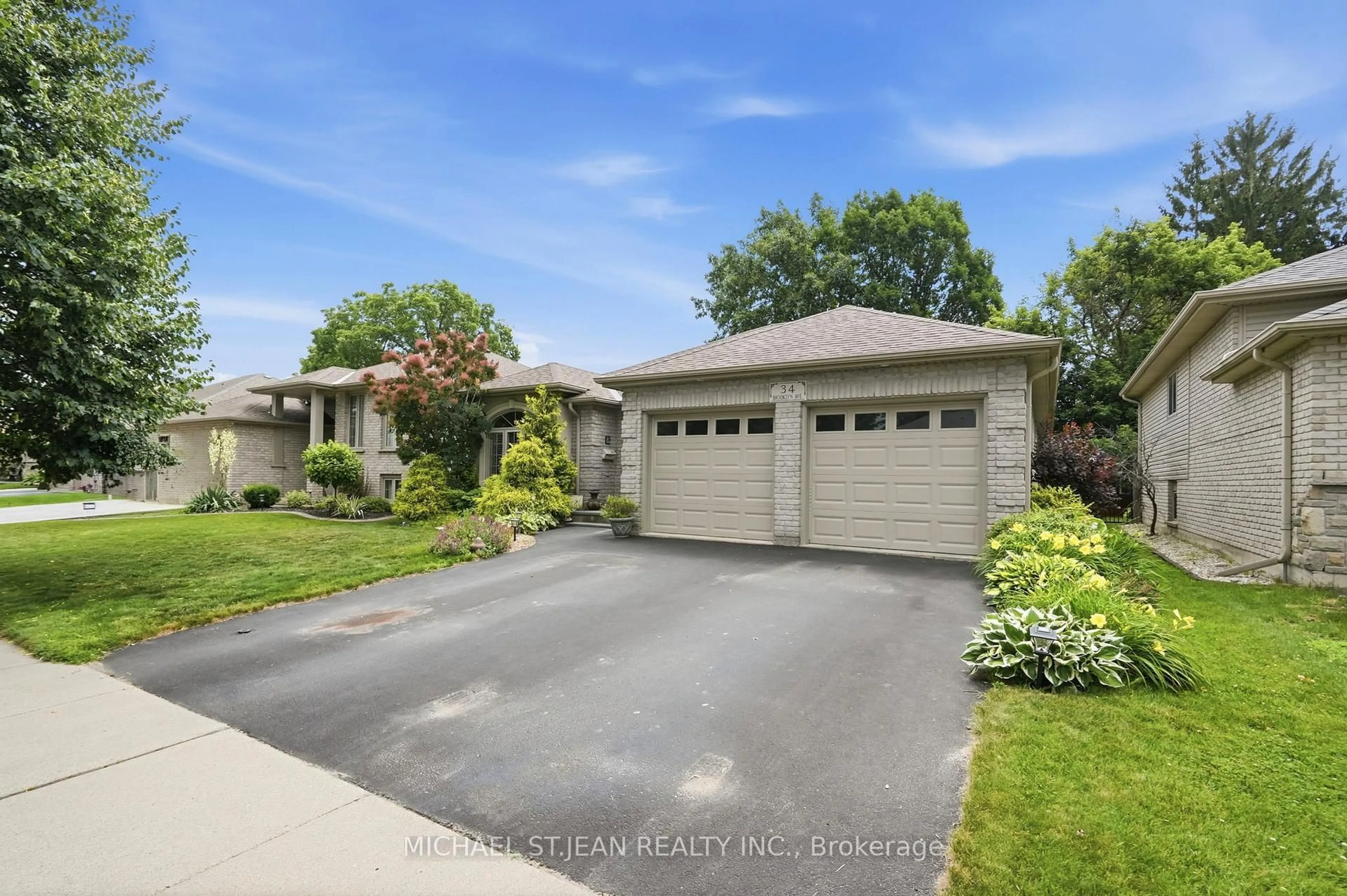 A pic from outside/outdoor area/front of a property/back of a property/a pic from drone, street for 34 Brooklyn Ave, Brantford Ontario N3T 1B4