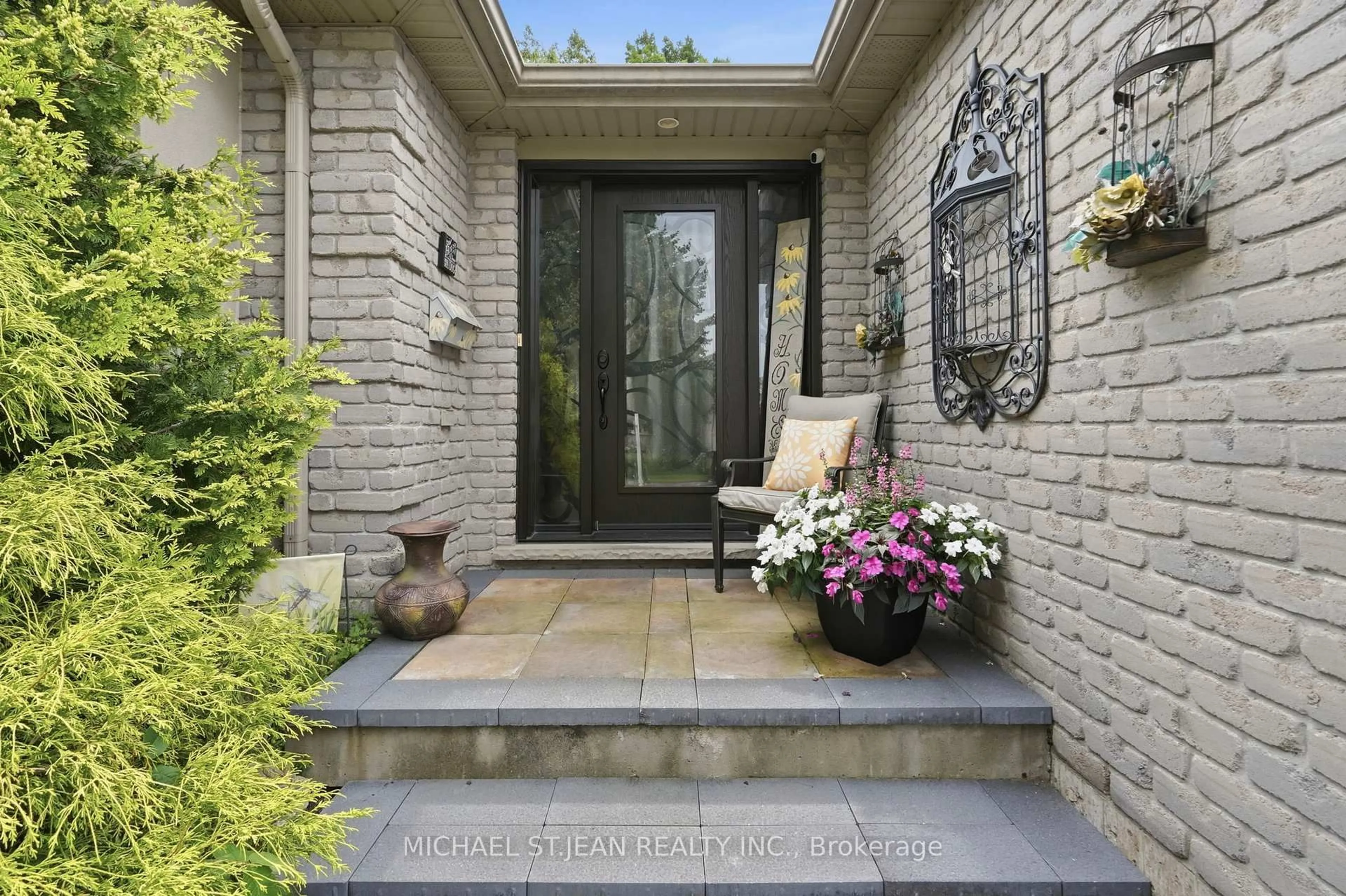 Indoor entryway for 34 Brooklyn Ave, Brantford Ontario N3T 1B4