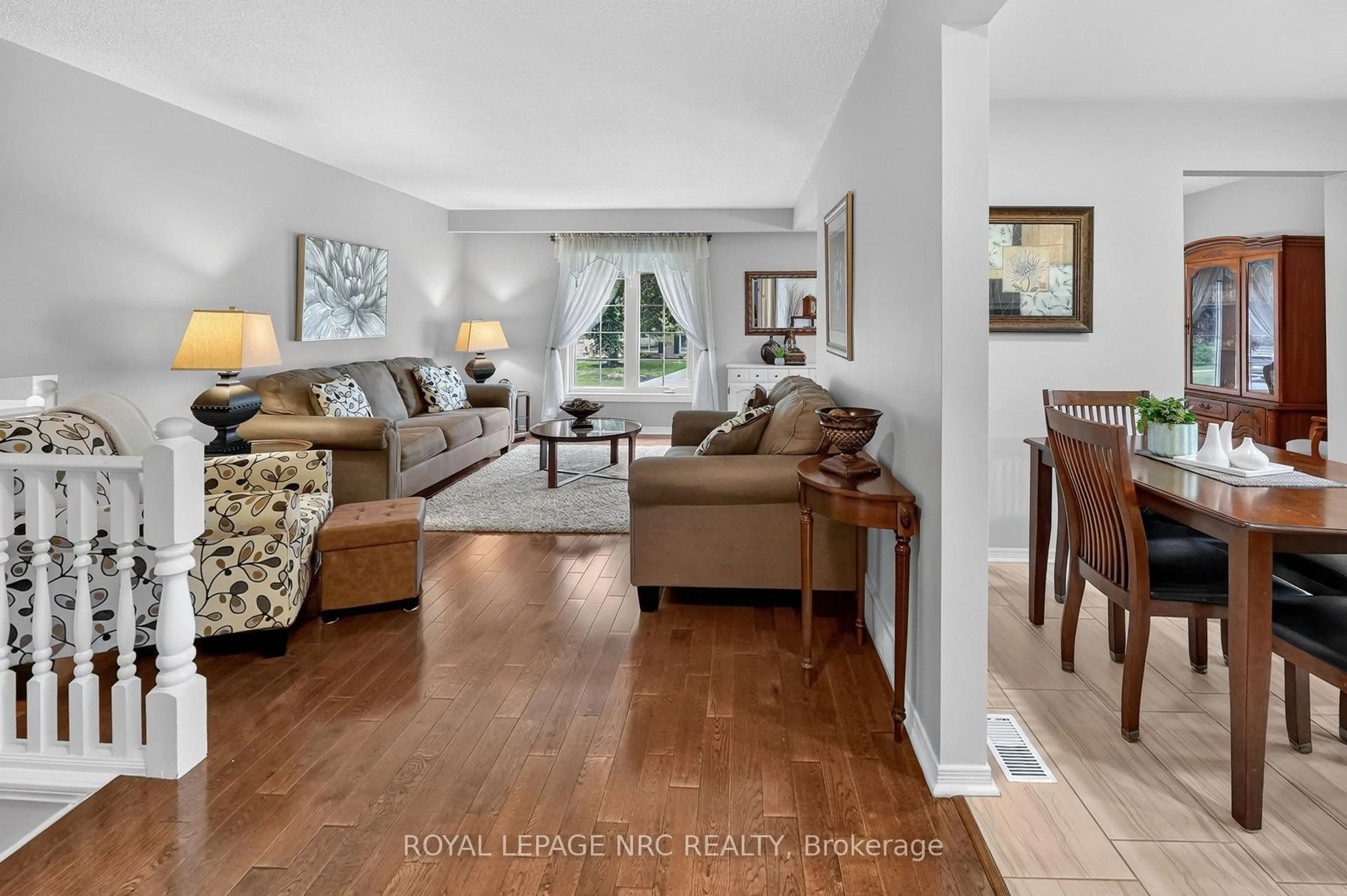 Living room with furniture, unknown for 22 Jeanette Dr, St. Catharines Ontario L2N 6M4