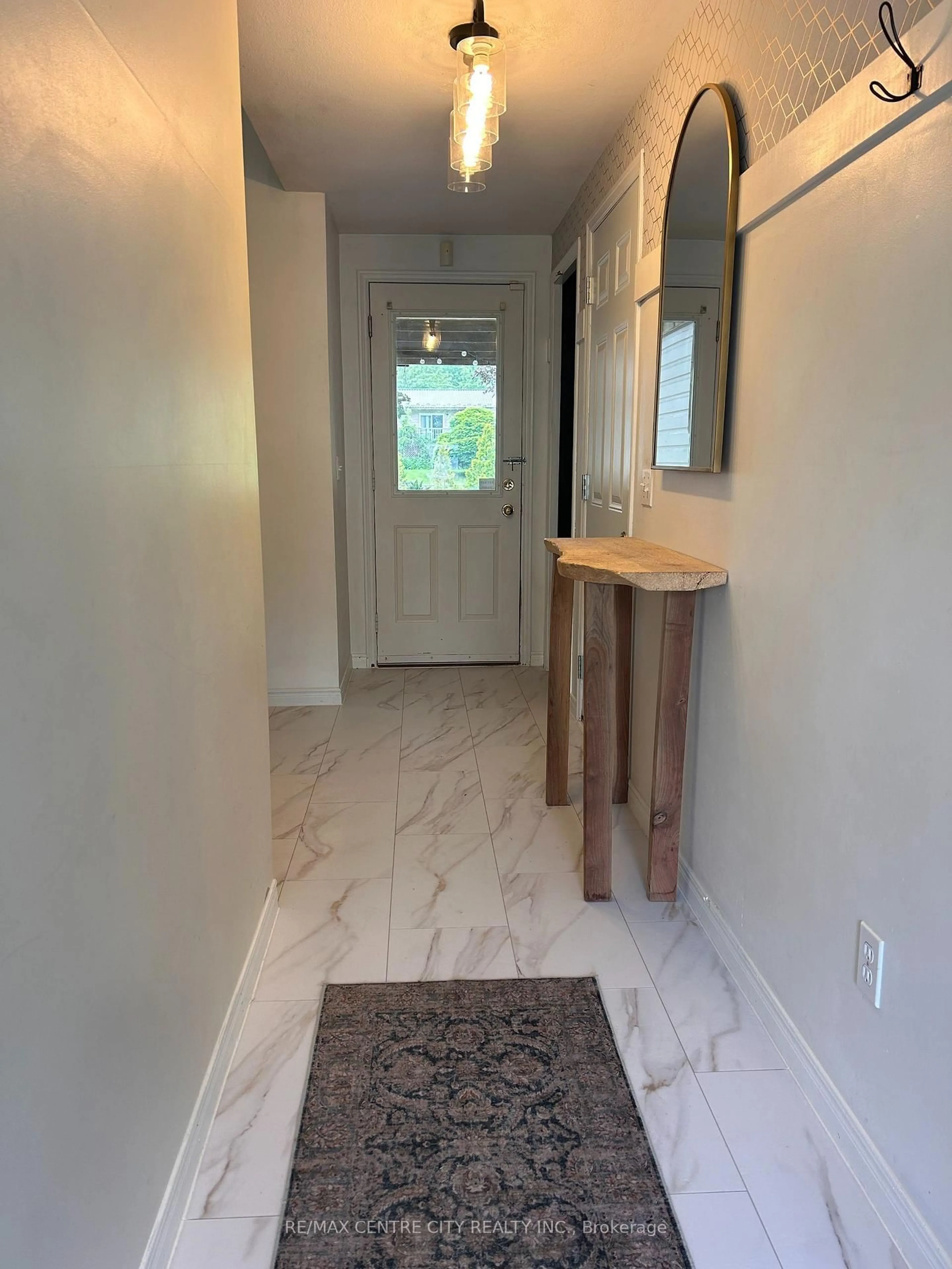 Indoor entryway for 78 Chittim Rd, Chatham-Kent Ontario N0P 1A0
