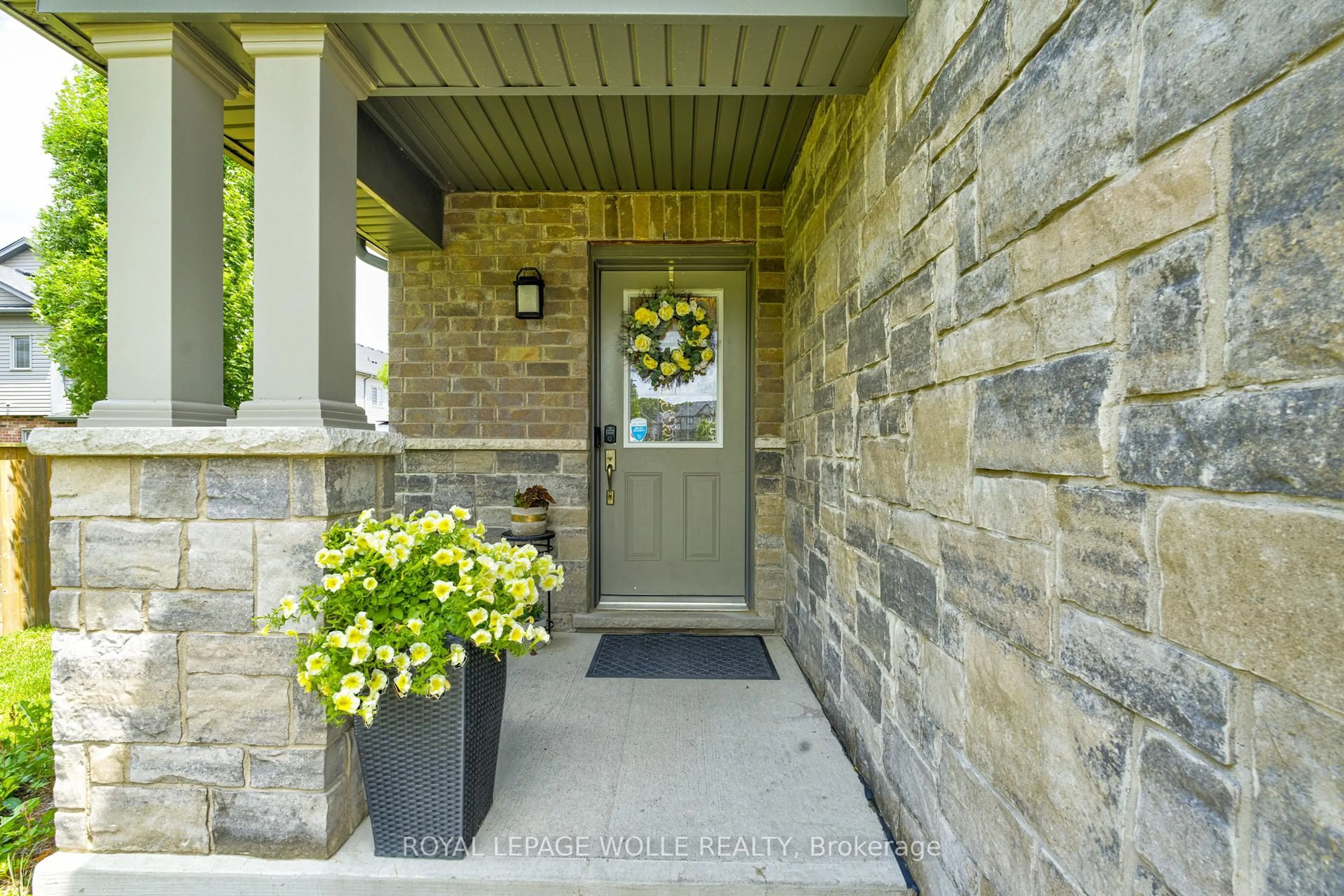Indoor entryway for 145 South Creek Dr #A1, Kitchener Ontario N2P 0E1