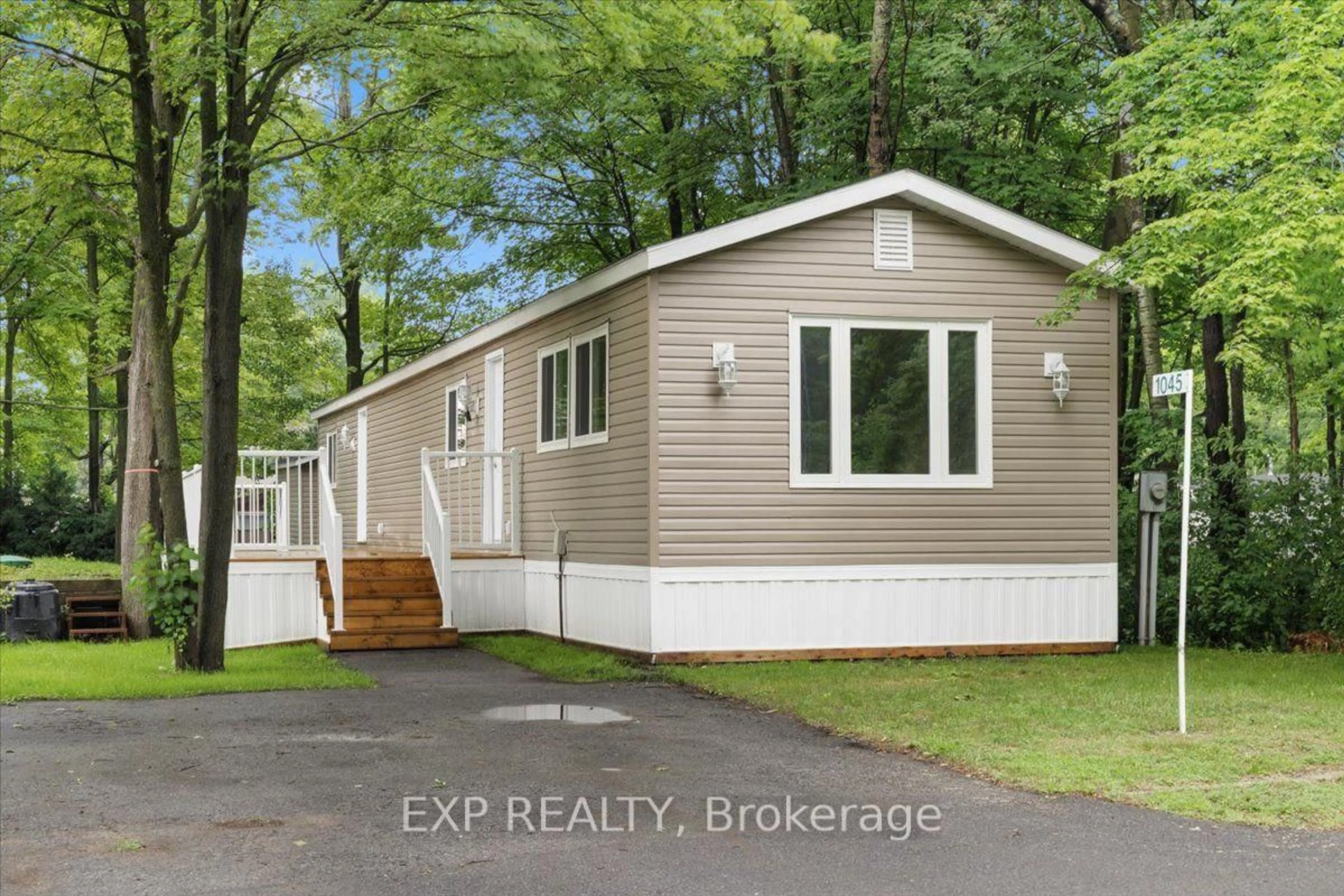 Home with vinyl exterior material, street for 1045 Vista Barrett Private, Greely Ontario K4P 1C8