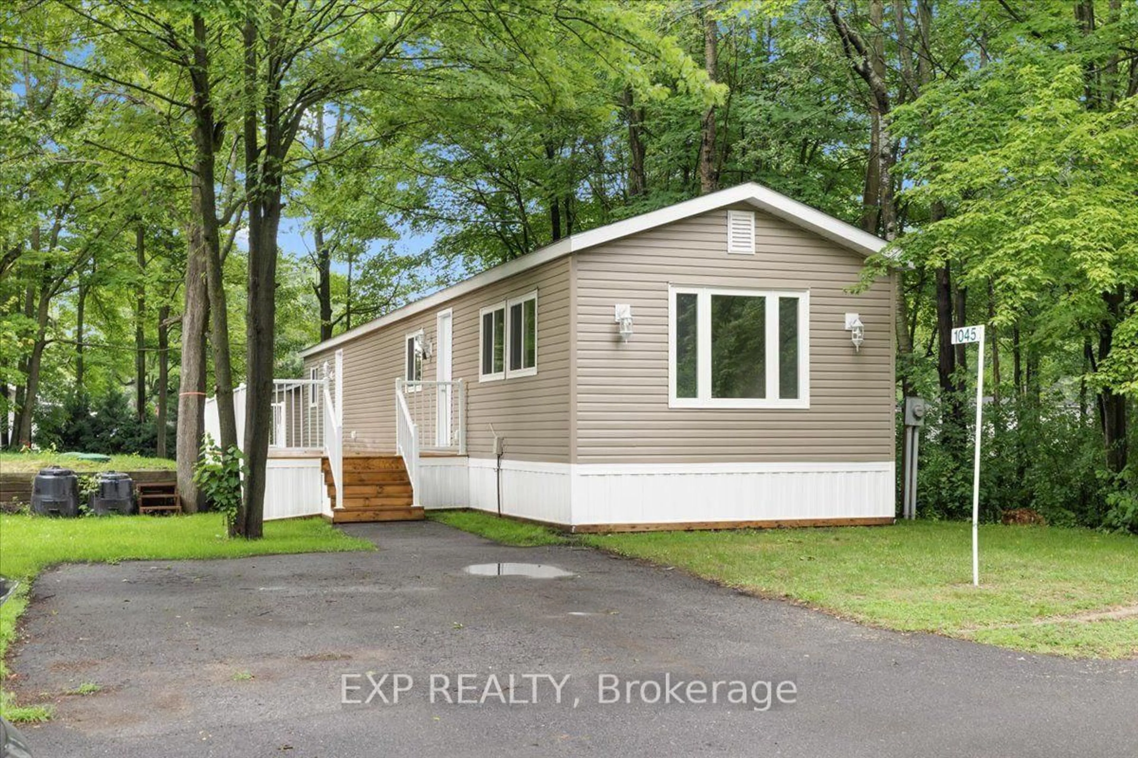 Home with vinyl exterior material, street for 1045 Vista Barrett Private, Greely Ontario K4P 1C8