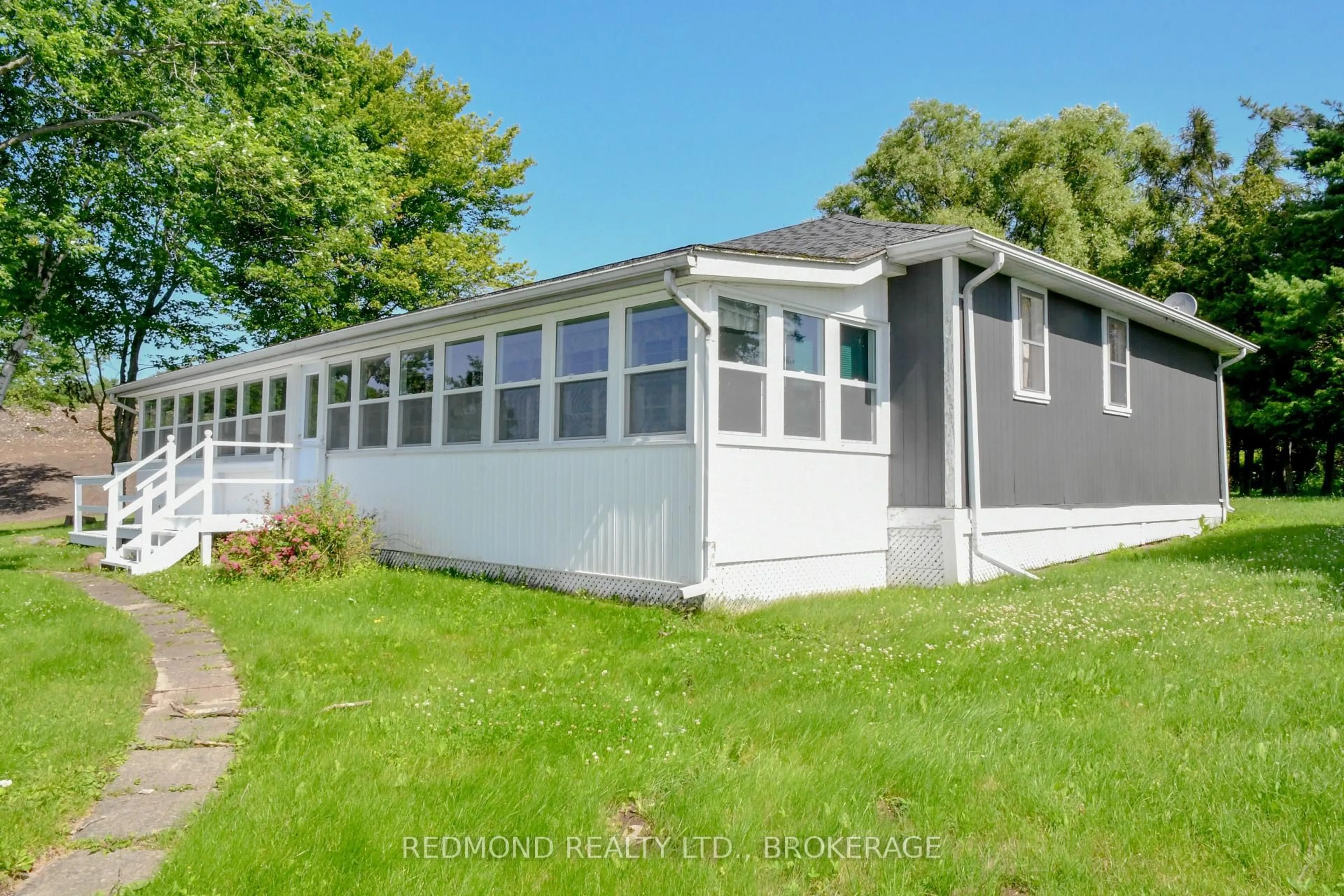 Home with vinyl exterior material, water/lake/river/ocean view for 1686 Howe Island Dr, Gananoque Ontario K7G 2V6