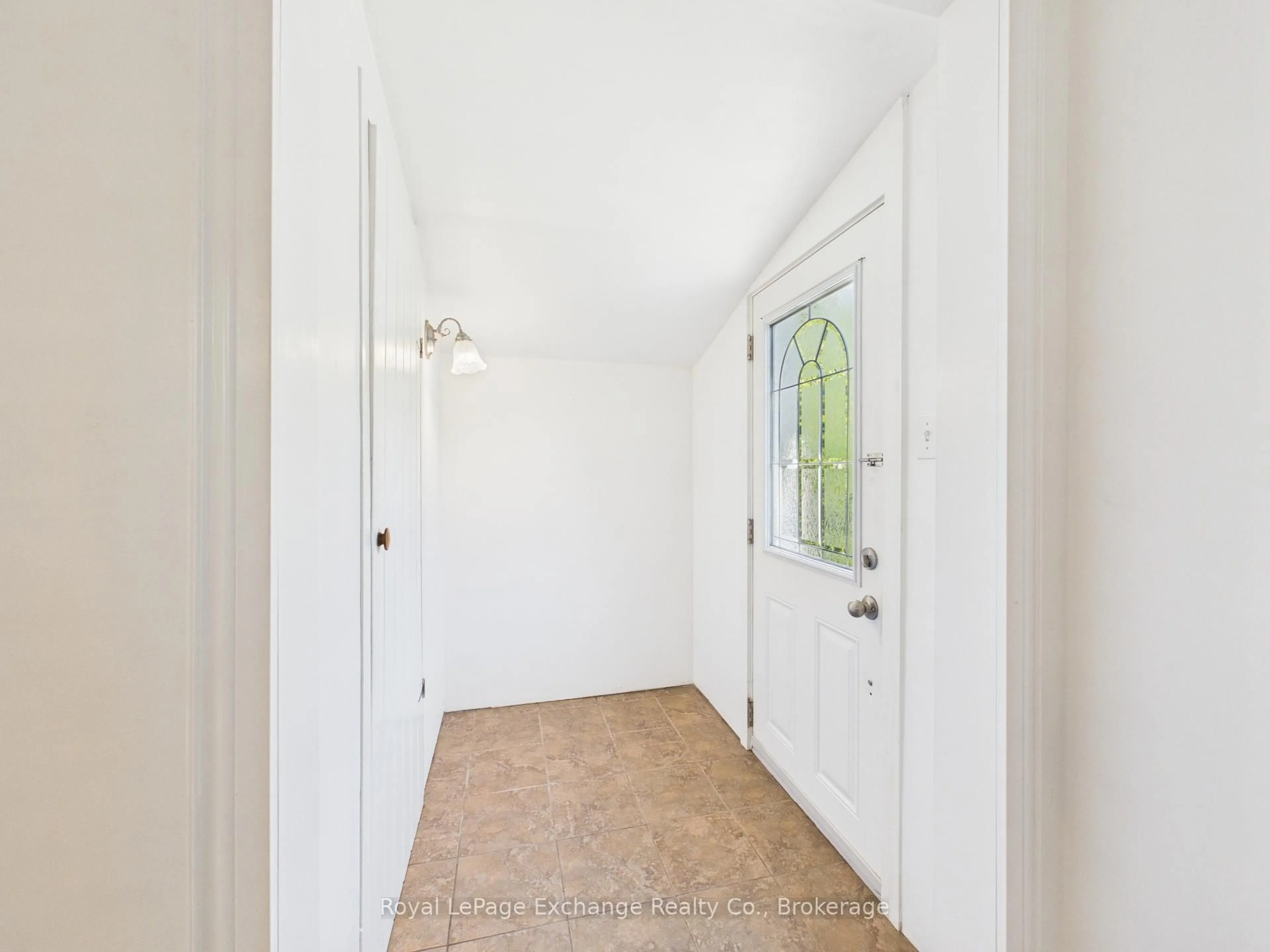 Indoor entryway for 259 St. Arnaud St, Huron-Kinloss Ontario N0G 2R0