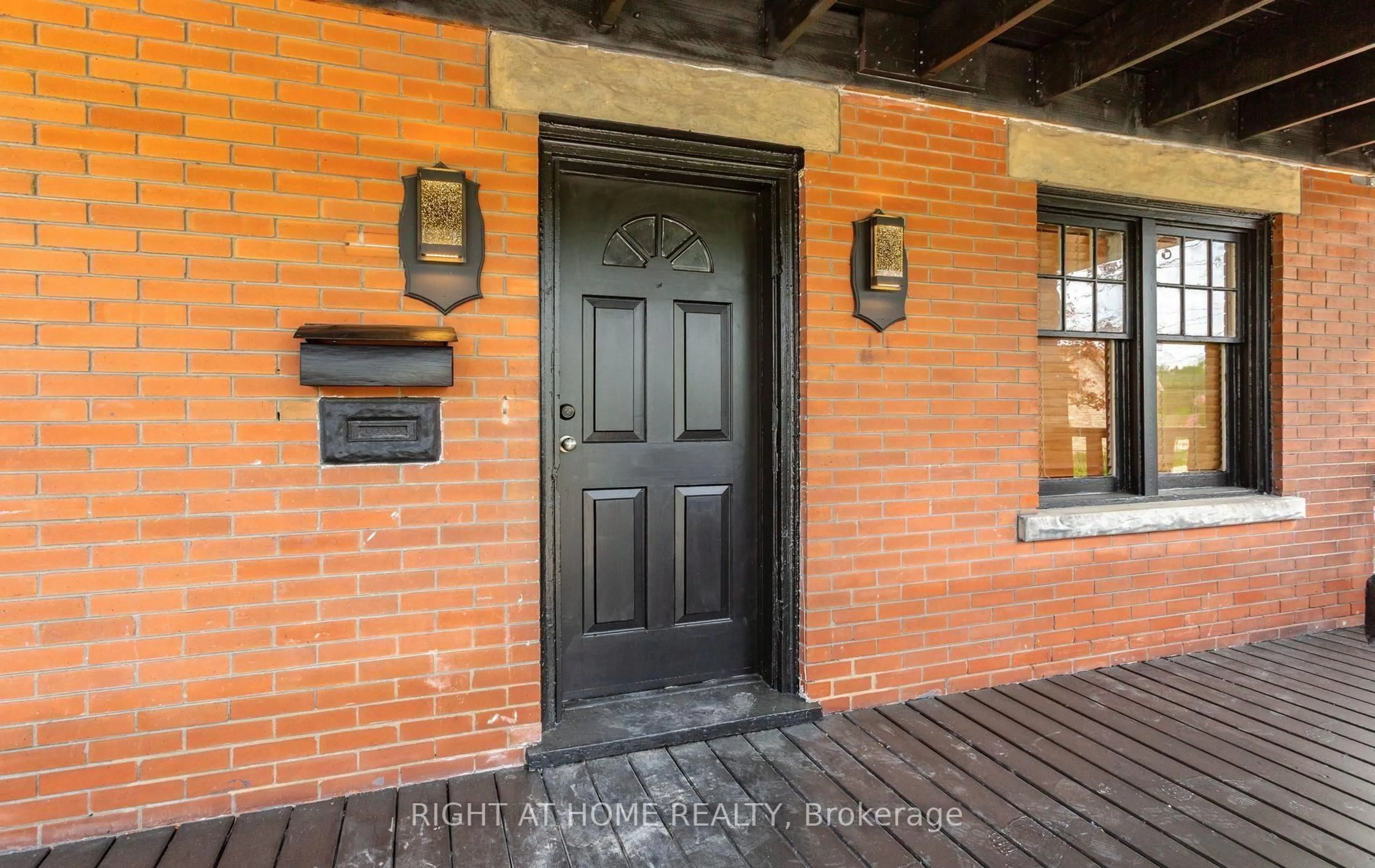Indoor entryway for 193 Madison Ave, Kitchener Ontario N2G 3M7