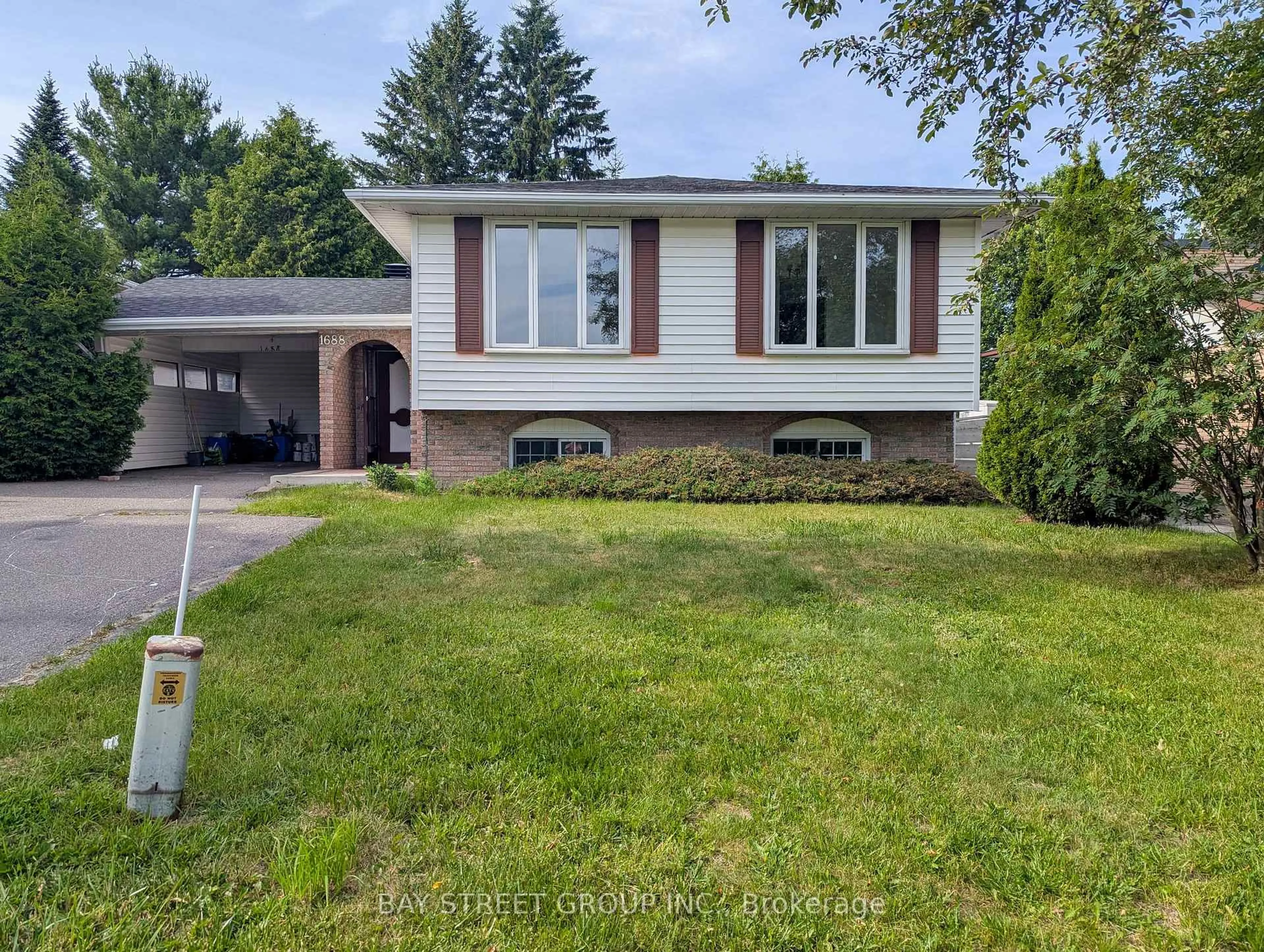 Home with vinyl exterior material, street for 1688 Lamothe St, Greater Sudbury Ontario P3A 2K1