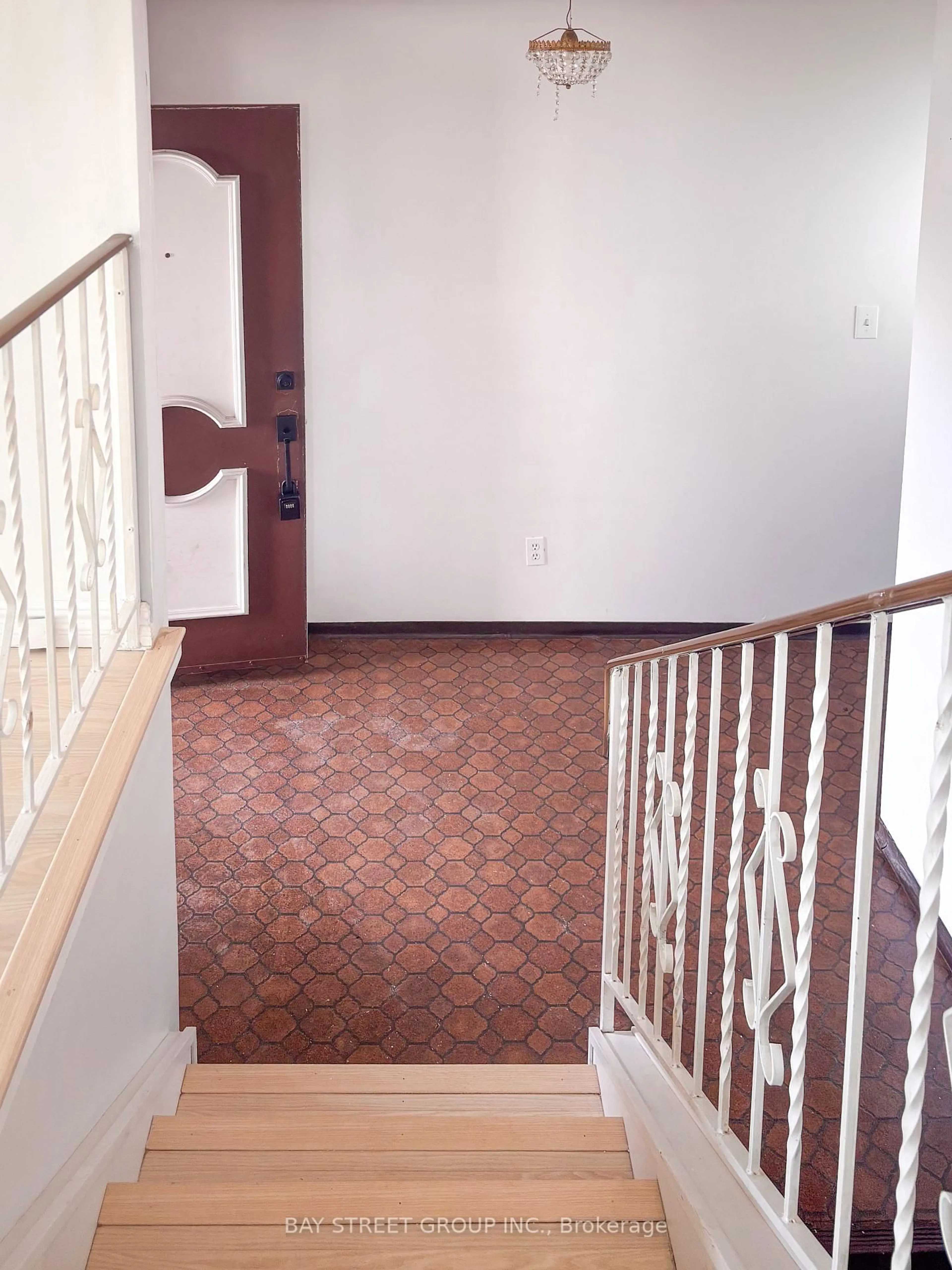Indoor foyer for 1688 Lamothe St, Greater Sudbury Ontario P3A 2K1