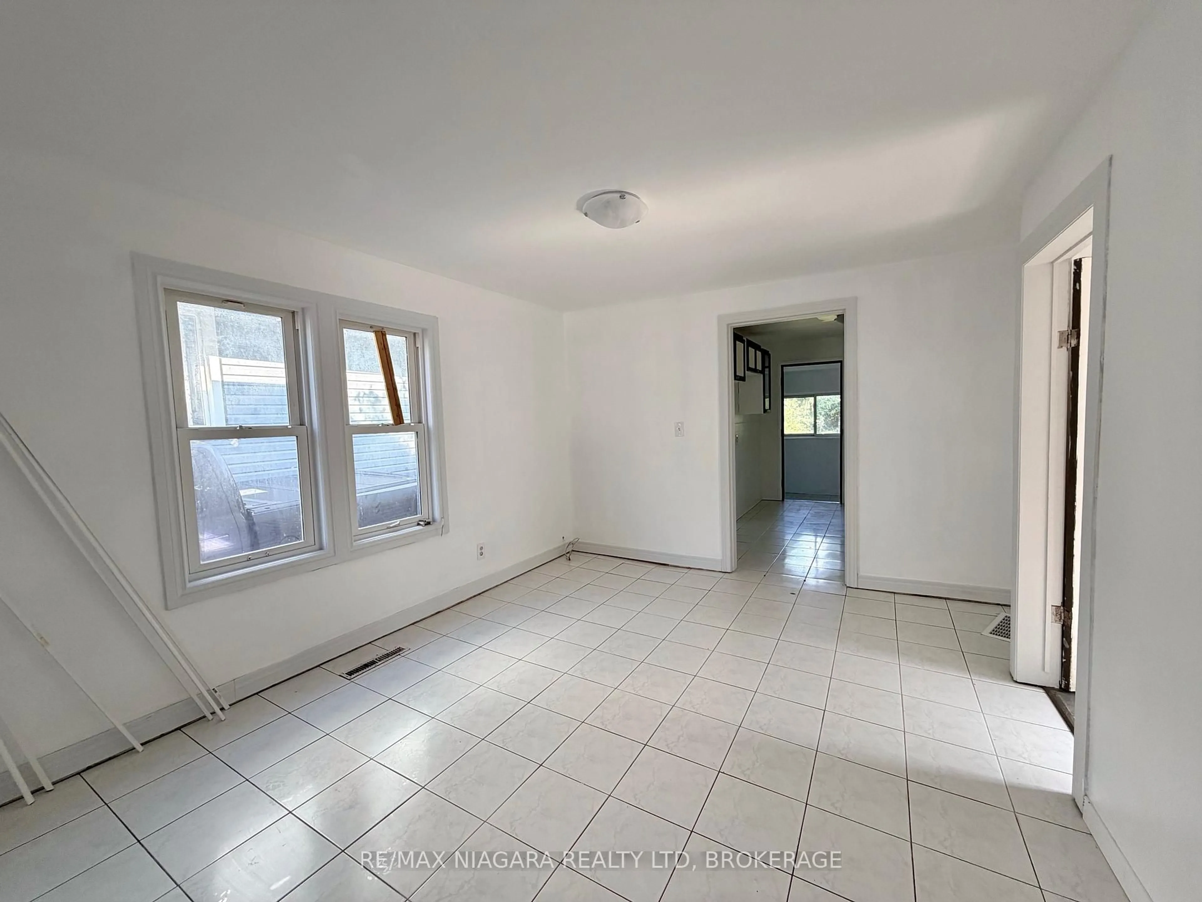 A pic of a room for 21 Fifth St, Welland Ontario L3B 4Z4