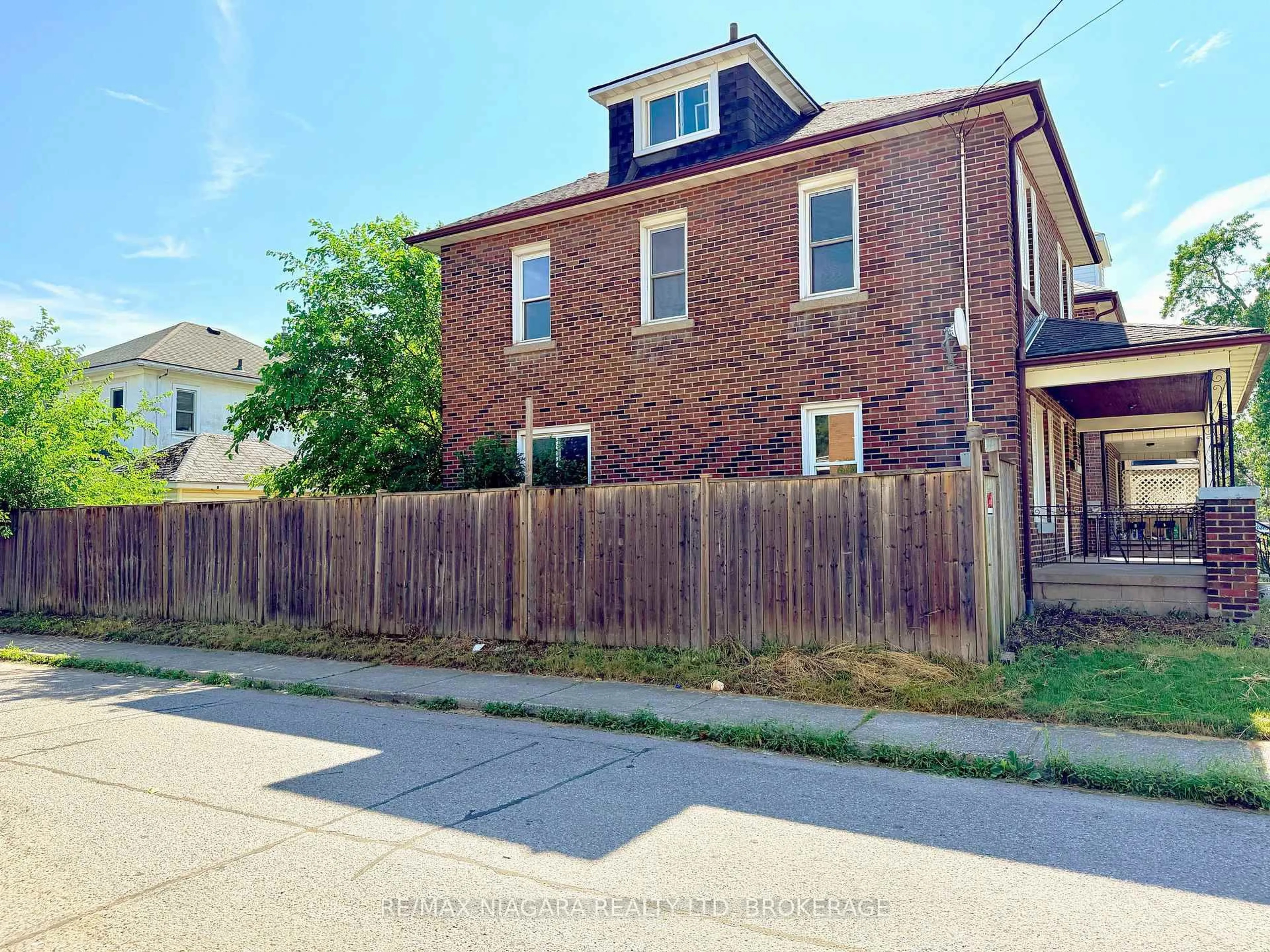 Home with brick exterior material, street for 93 State St, Welland Ontario L3B 4K6
