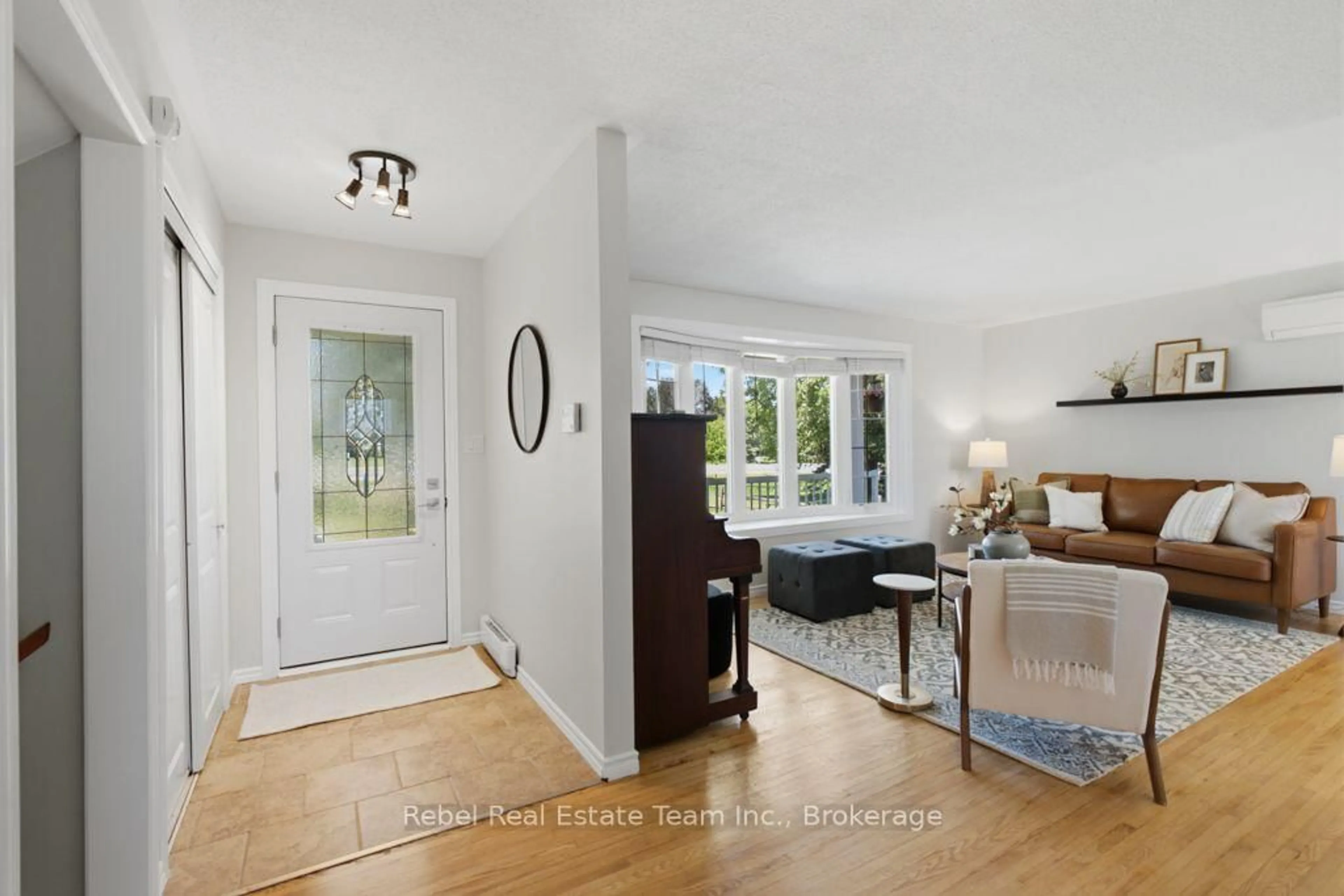 Indoor entryway for 615 HAMILTON Rd, Belleville Ontario K8N 4Z5
