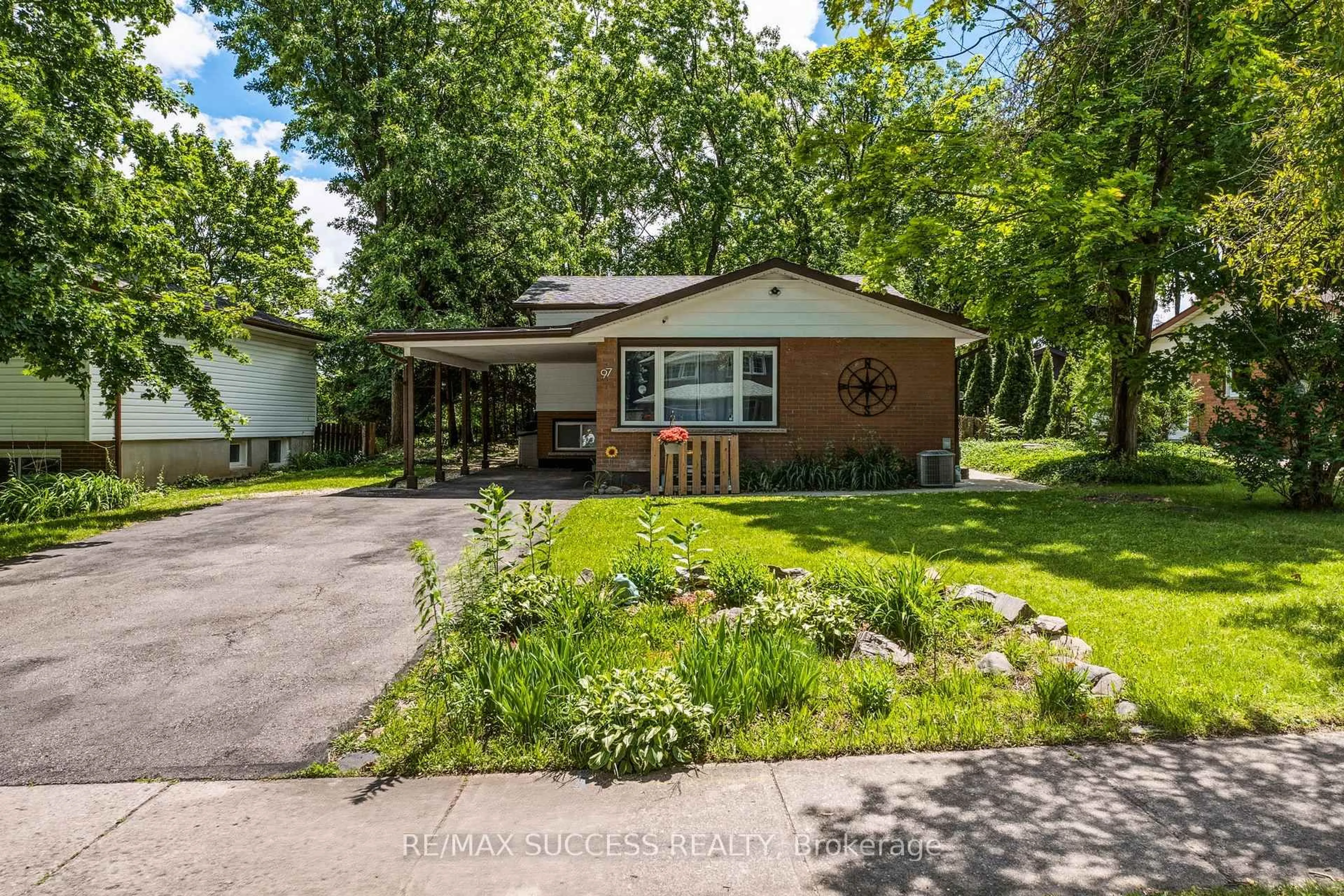 A pic from outside/outdoor area/front of a property/back of a property/a pic from drone, street for 97 Blythwood Rd, Waterloo Ontario N2L 4A1
