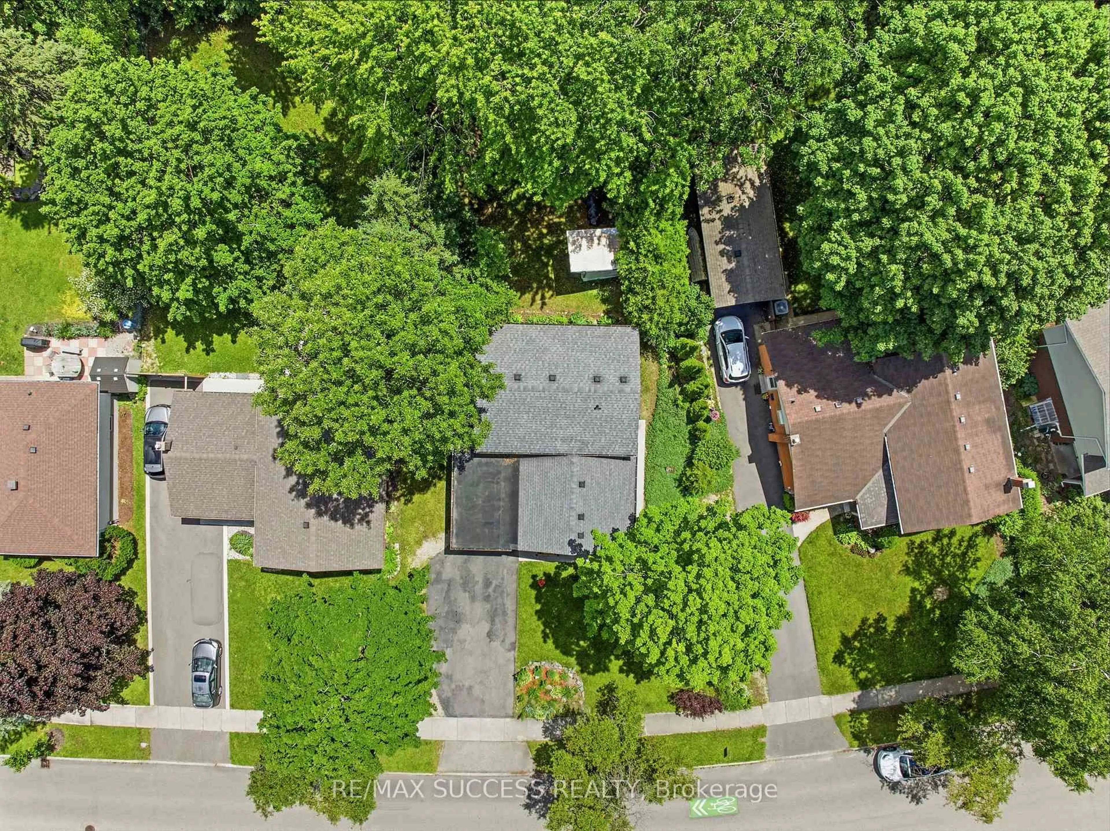 A pic from outside/outdoor area/front of a property/back of a property/a pic from drone, street for 97 Blythwood Rd, Waterloo Ontario N2L 4A1