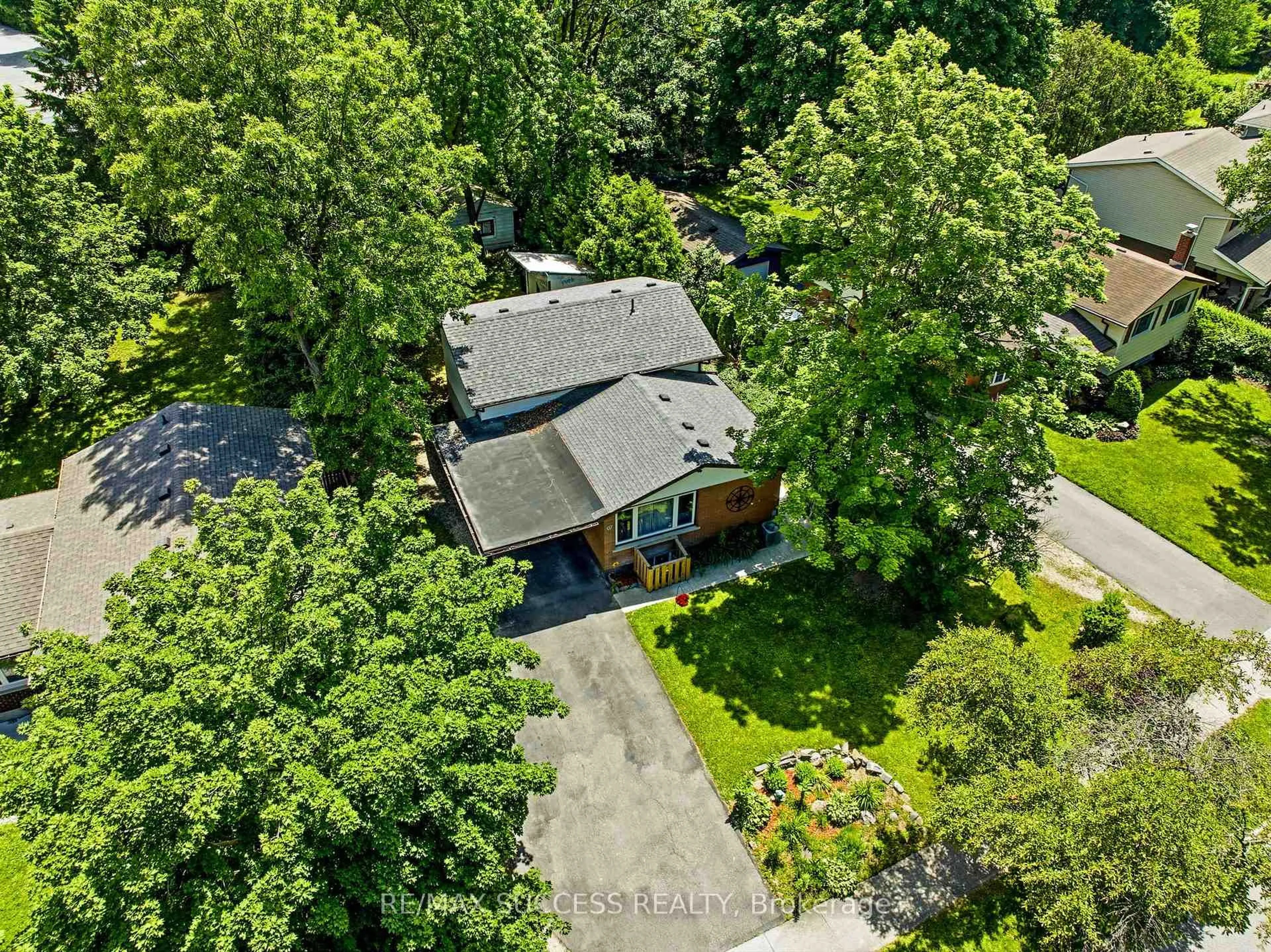A pic from outside/outdoor area/front of a property/back of a property/a pic from drone, street for 97 Blythwood Rd, Waterloo Ontario N2L 4A1