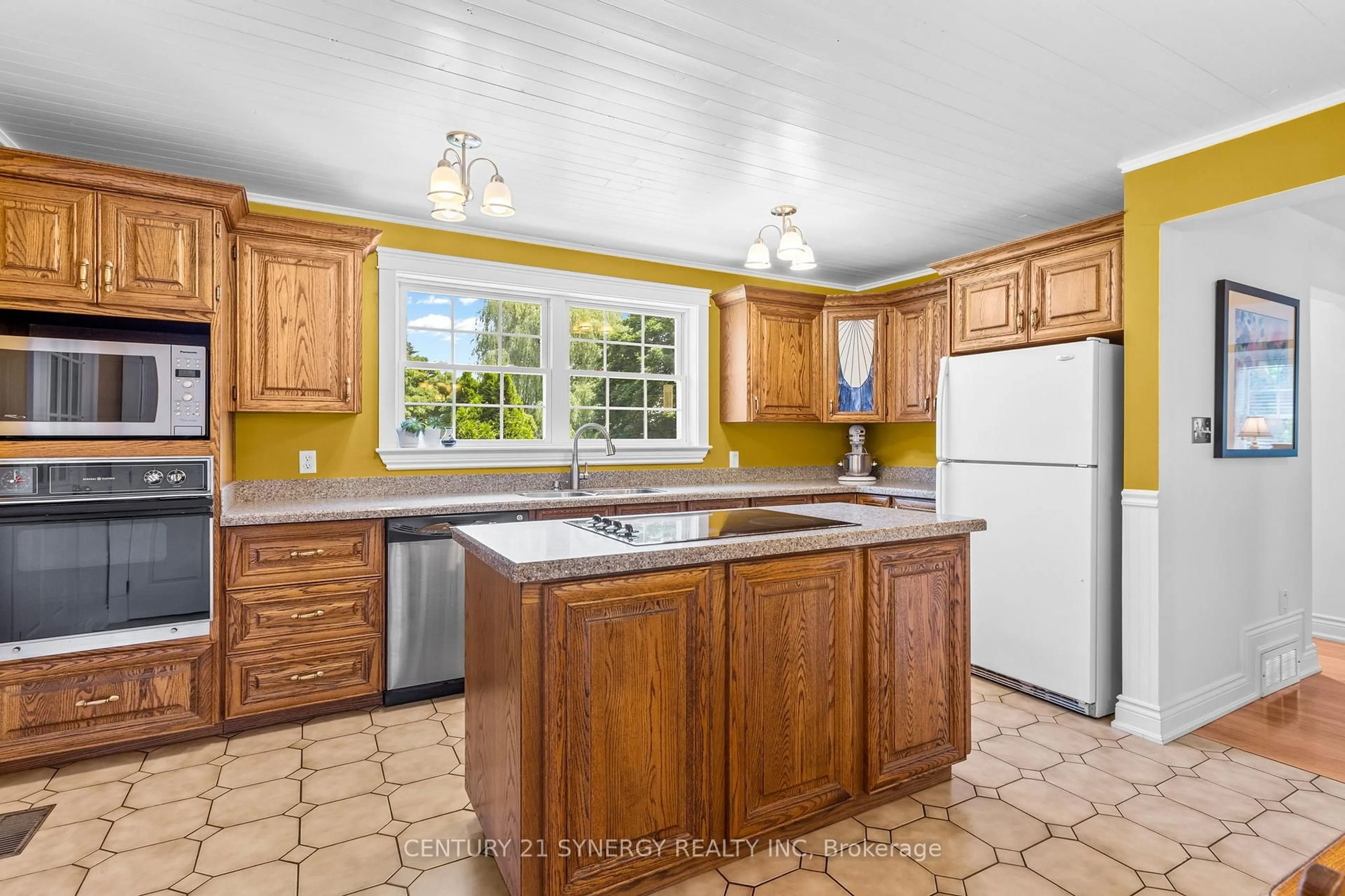 Standard kitchen, ceramic/tile floor for 183 Hamilton Rd, Russell Ontario K4R 1E5