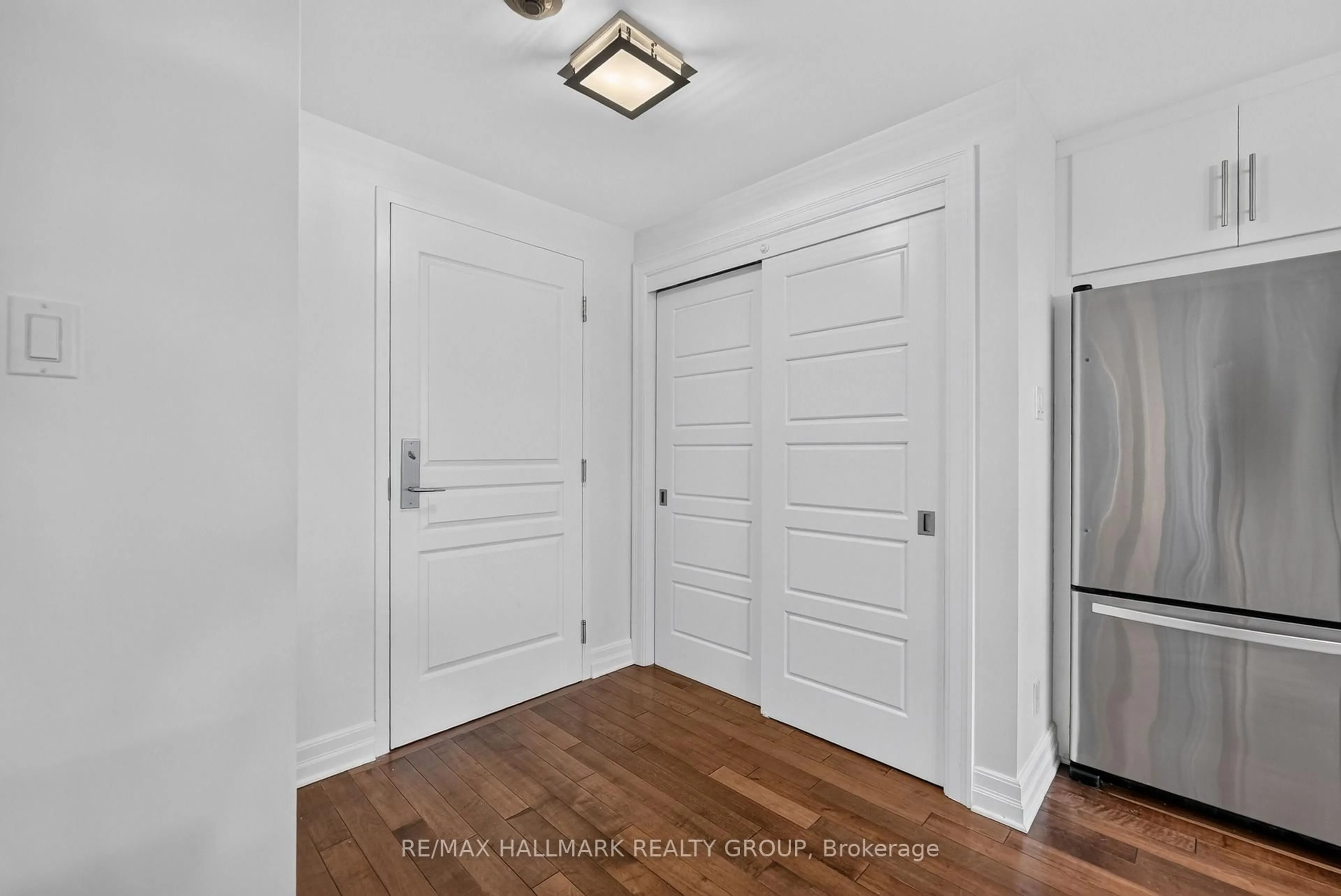 Indoor entryway for 419 Laurier Ave #101, Ottawa Ontario K1N 6R4