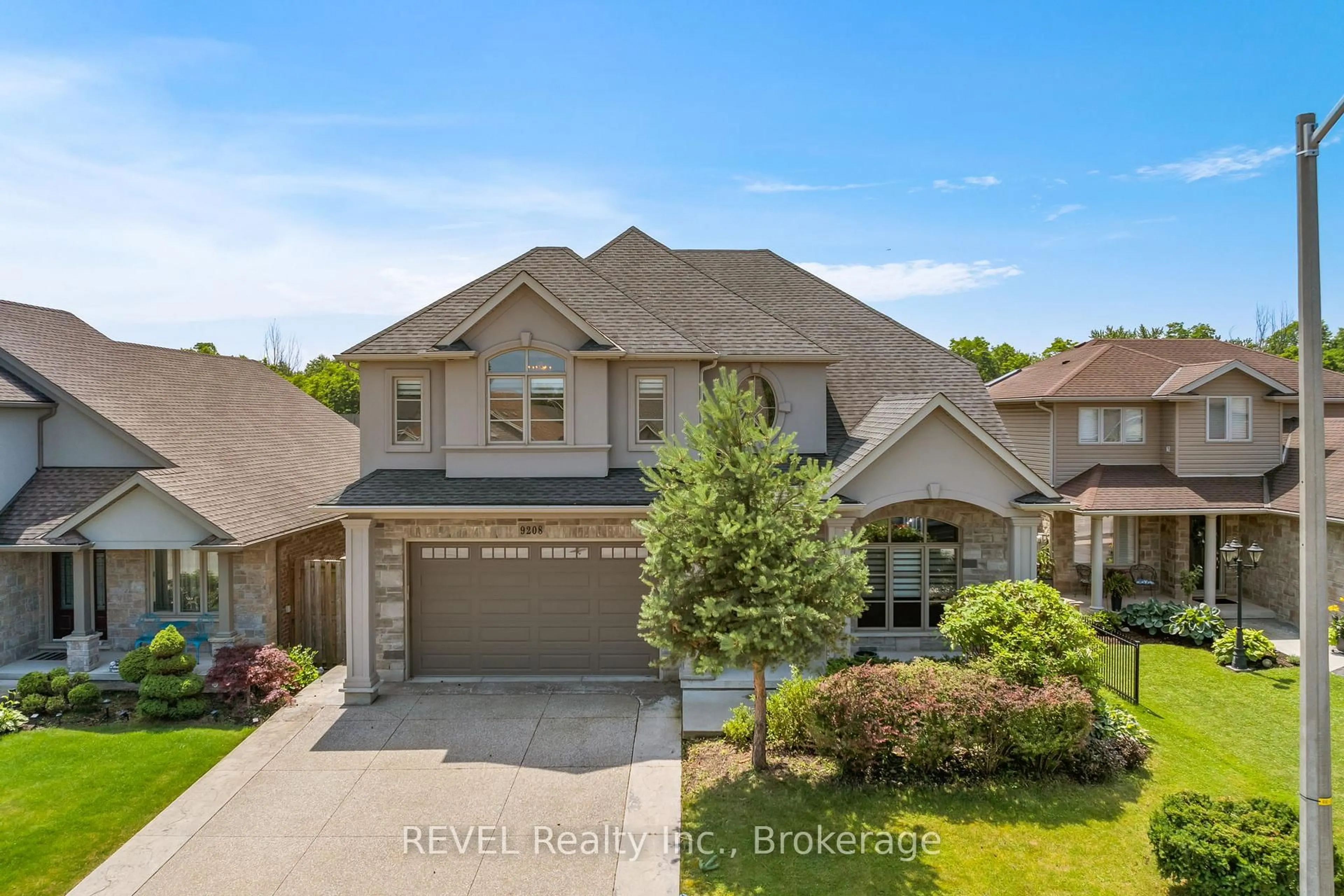 A pic from outside/outdoor area/front of a property/back of a property/a pic from drone, street for 9208 Hendershot Blvd, Niagara Falls Ontario L2H 0E3