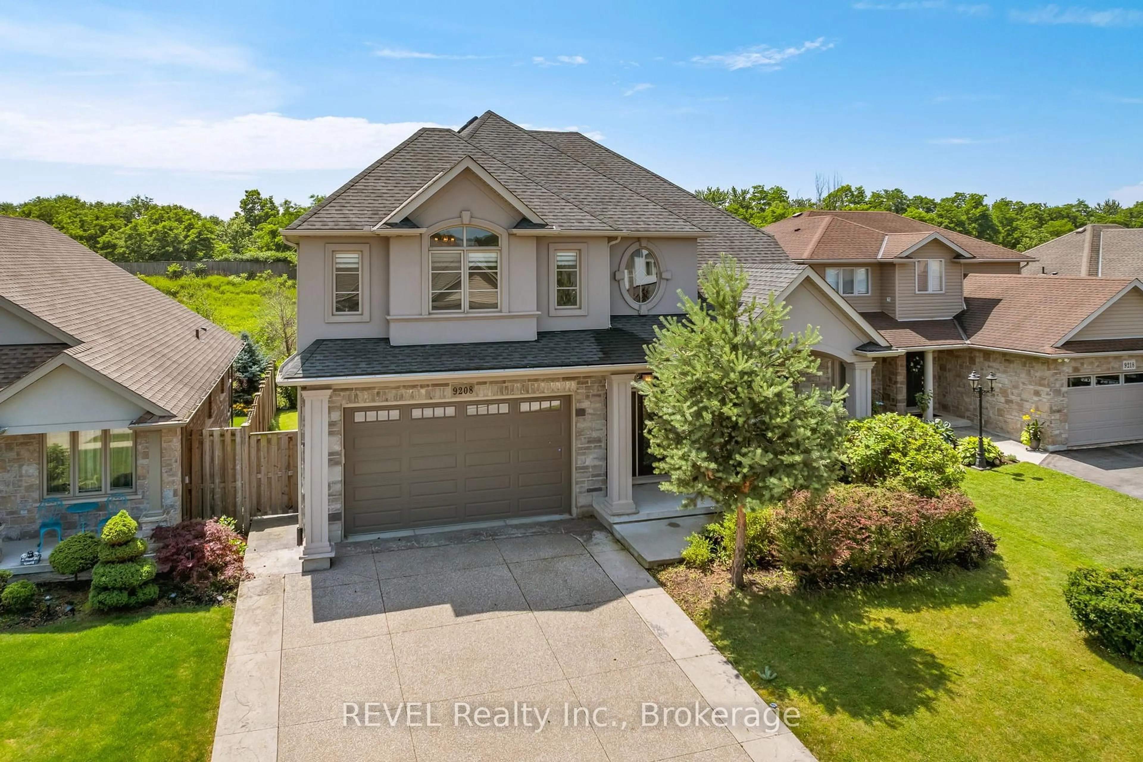 A pic from outside/outdoor area/front of a property/back of a property/a pic from drone, unknown for 9208 Hendershot Blvd, Niagara Falls Ontario L2H 0E3