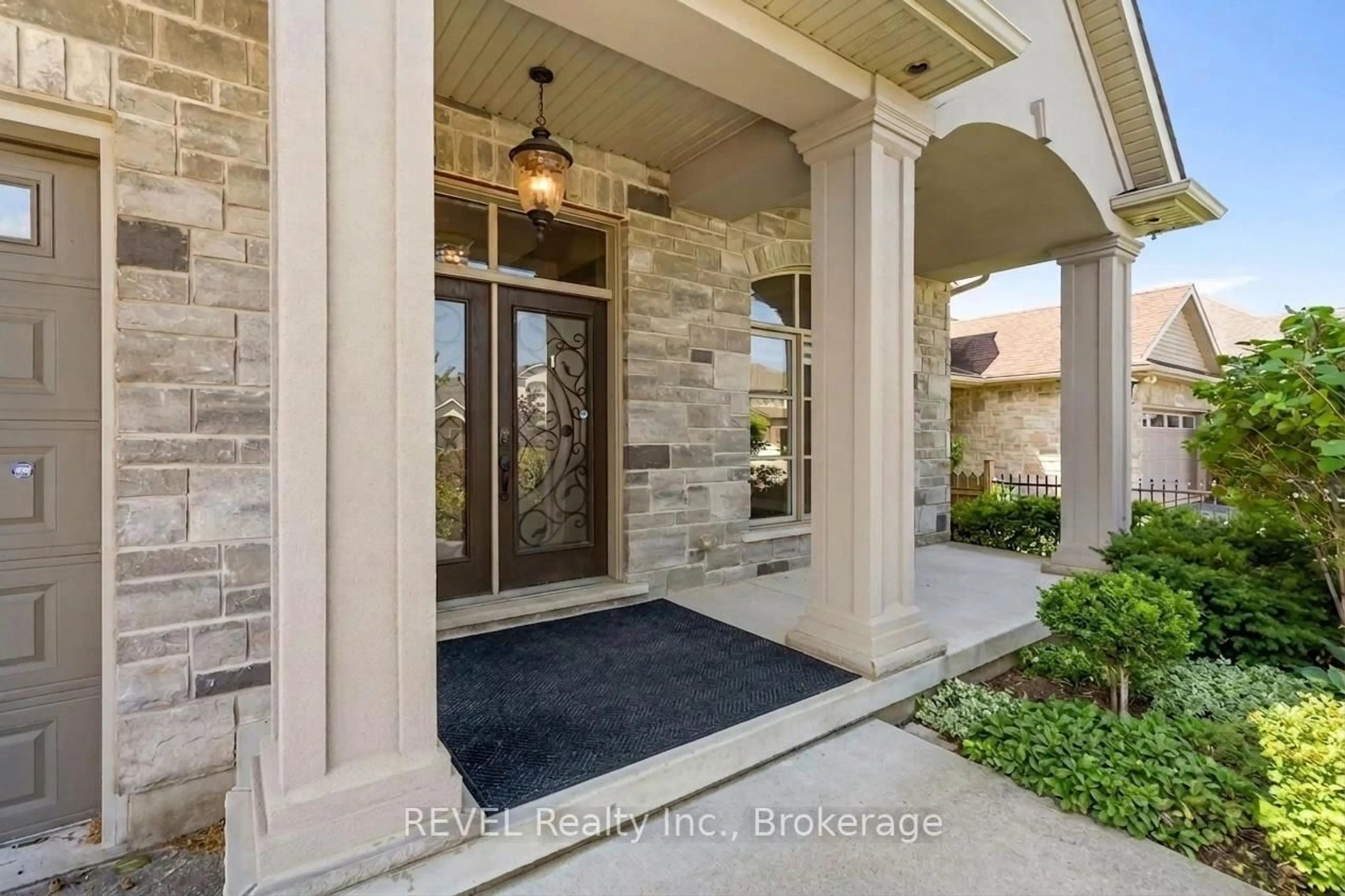 Indoor entryway for 9208 Hendershot Blvd, Niagara Falls Ontario L2H 0E3