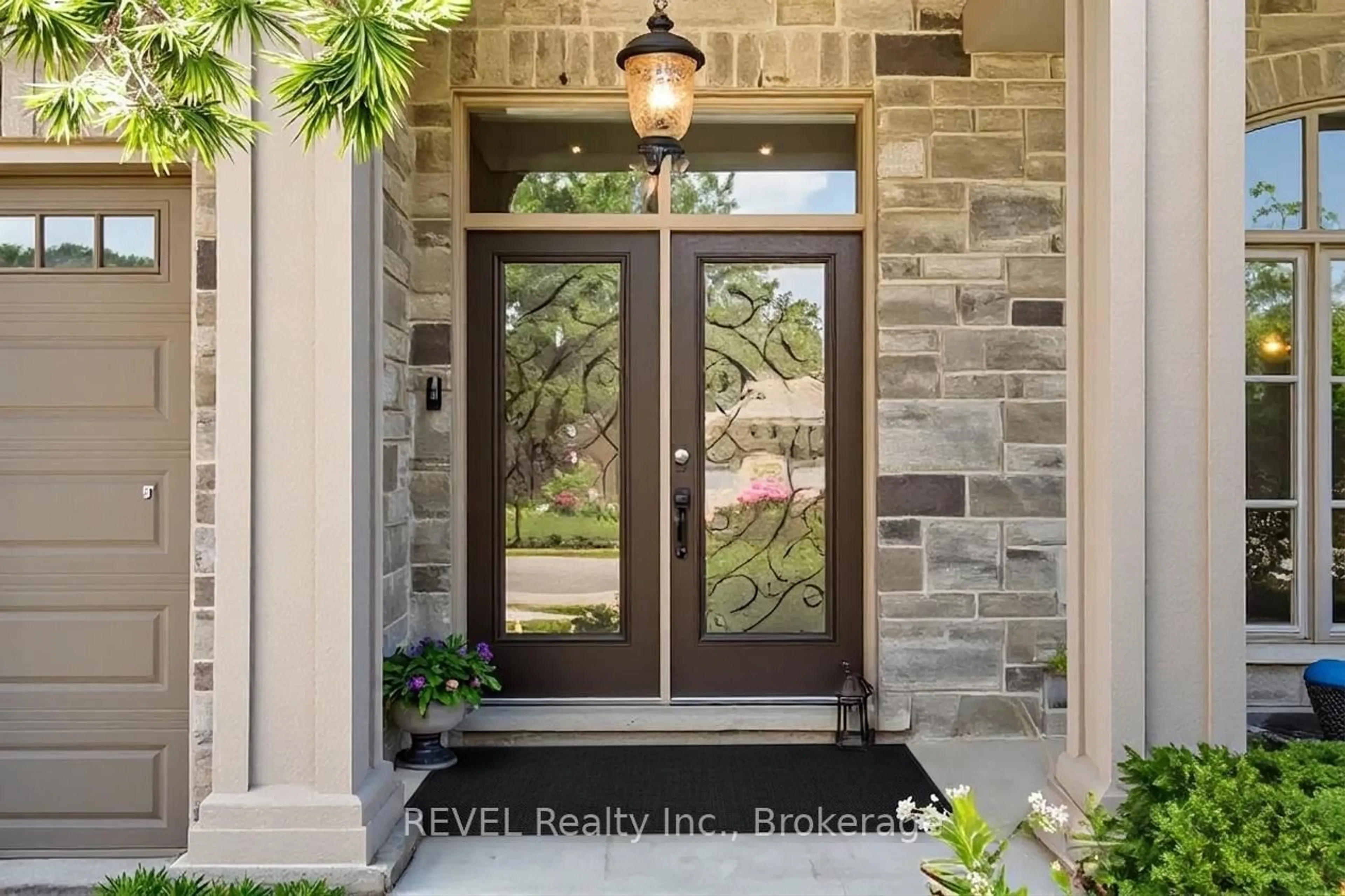 Indoor entryway for 9208 Hendershot Blvd, Niagara Falls Ontario L2H 0E3