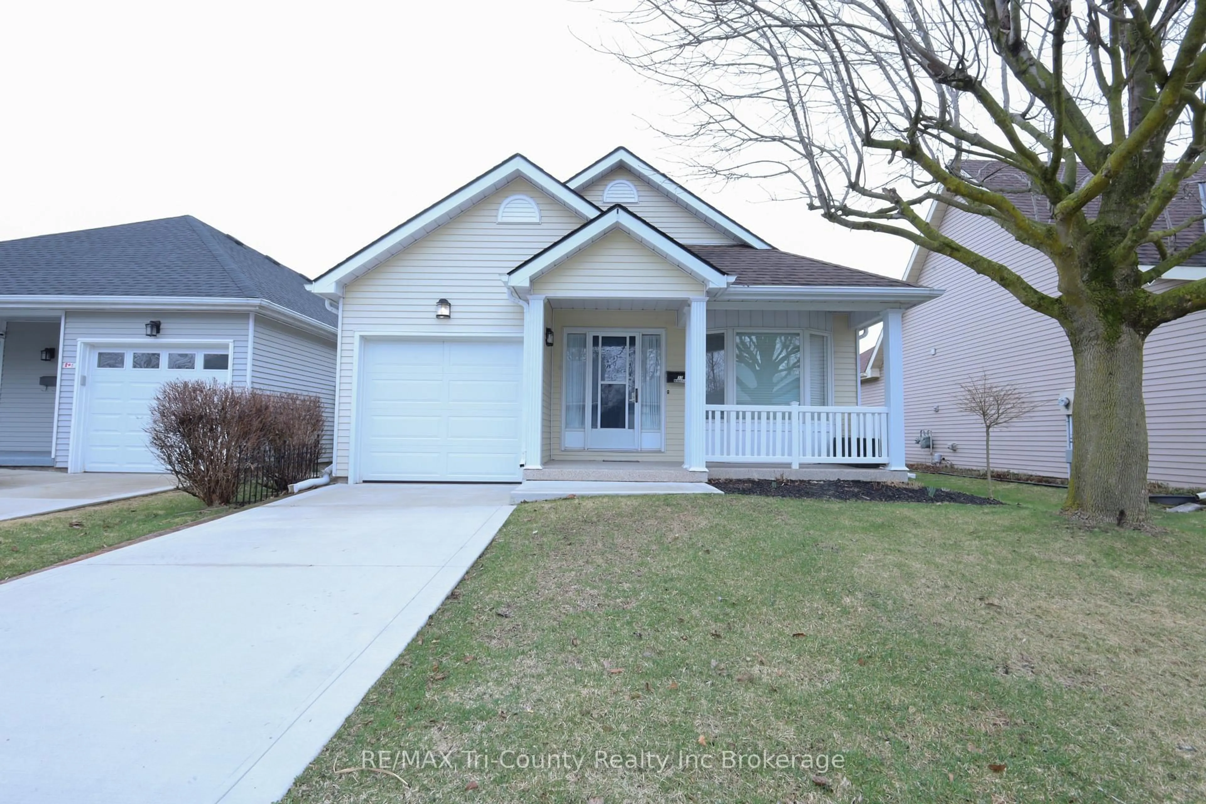Home with vinyl exterior material, street for 33 Wilkins Cres, Tillsonburg Ontario N4G 5M6