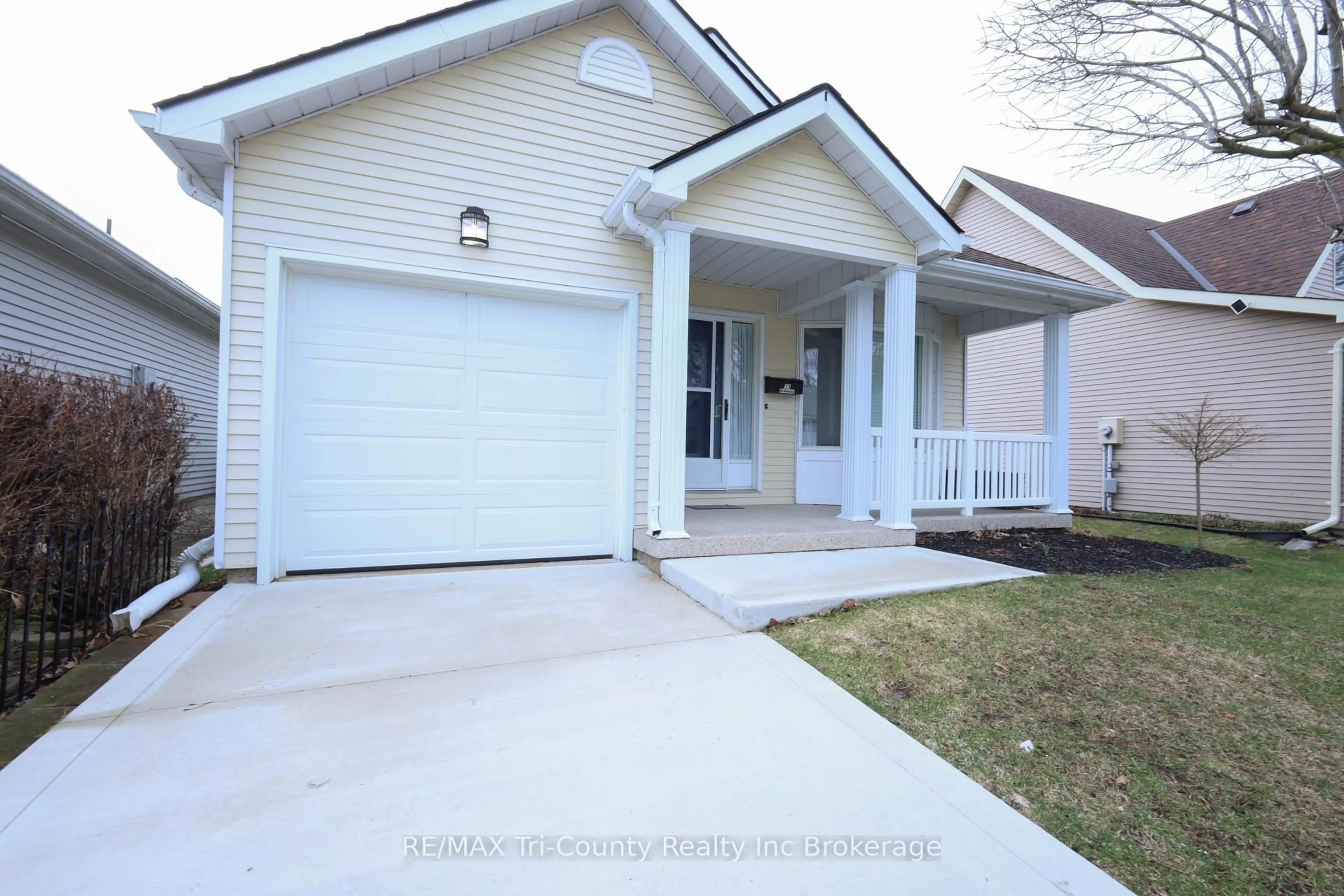 Home with vinyl exterior material, street for 33 Wilkins Cres, Tillsonburg Ontario N4G 5M6