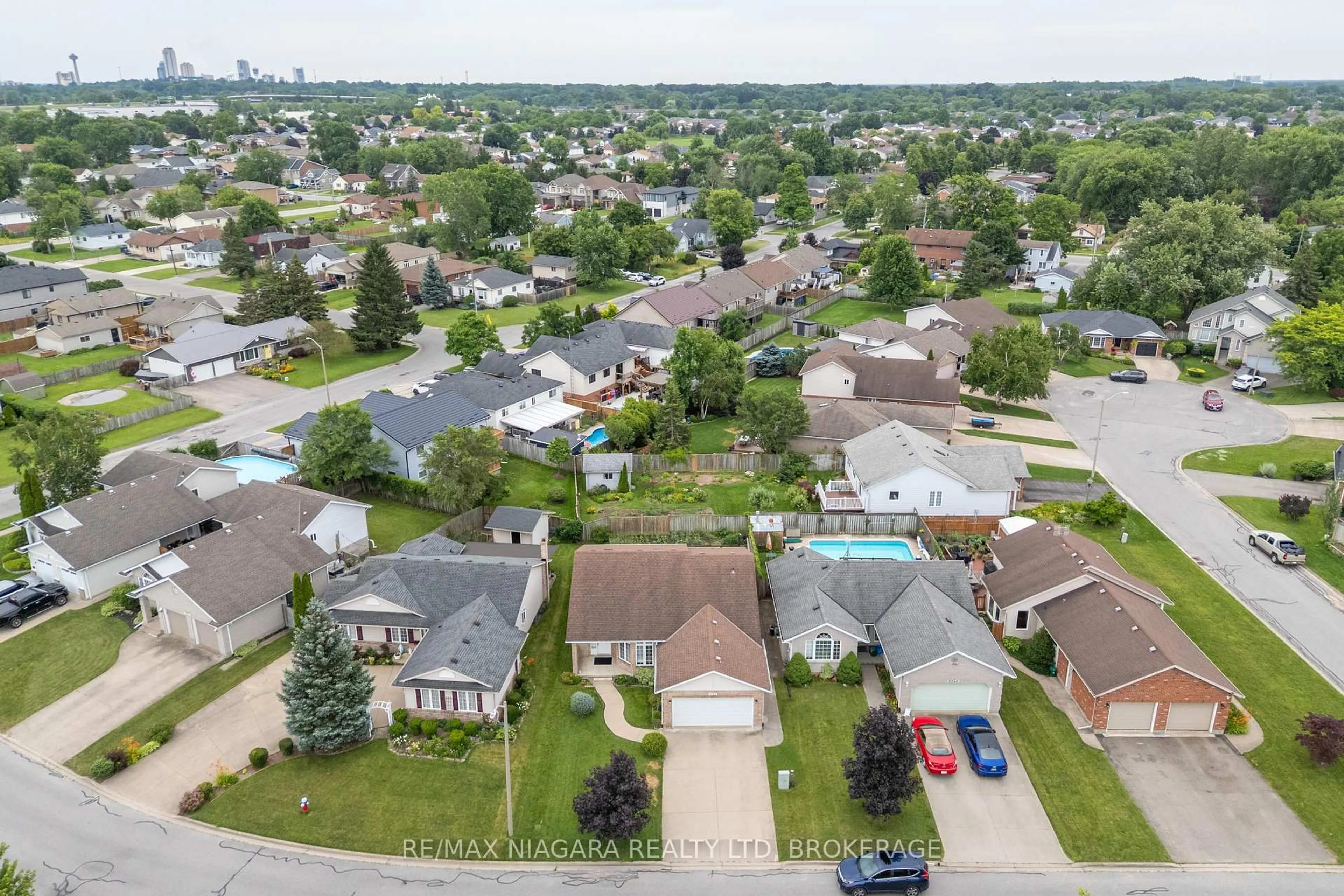 A pic from outside/outdoor area/front of a property/back of a property/a pic from drone, city buildings view from balcony for 8034 Pinellas Park Dr, Niagara Falls Ontario L2H 3B2