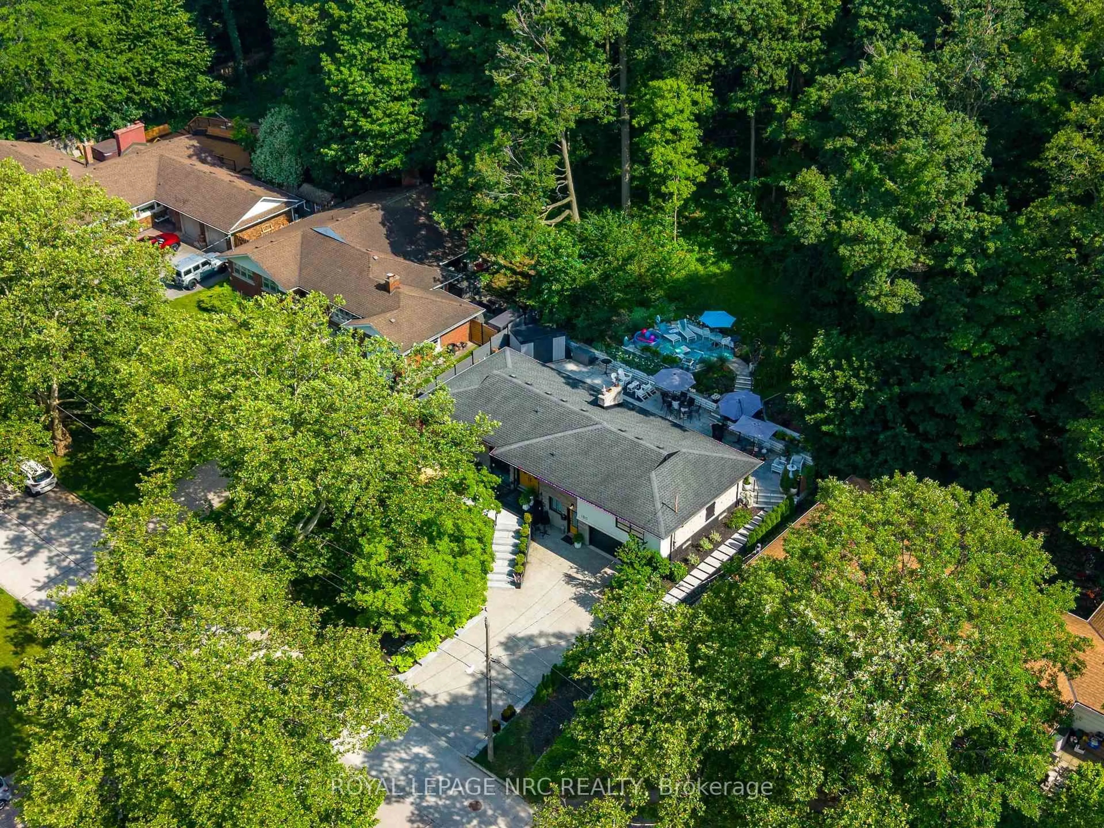 A pic from outside/outdoor area/front of a property/back of a property/a pic from drone, forest/trees view for 180 Woodside Dr, St. Catharines Ontario L2T 1X6
